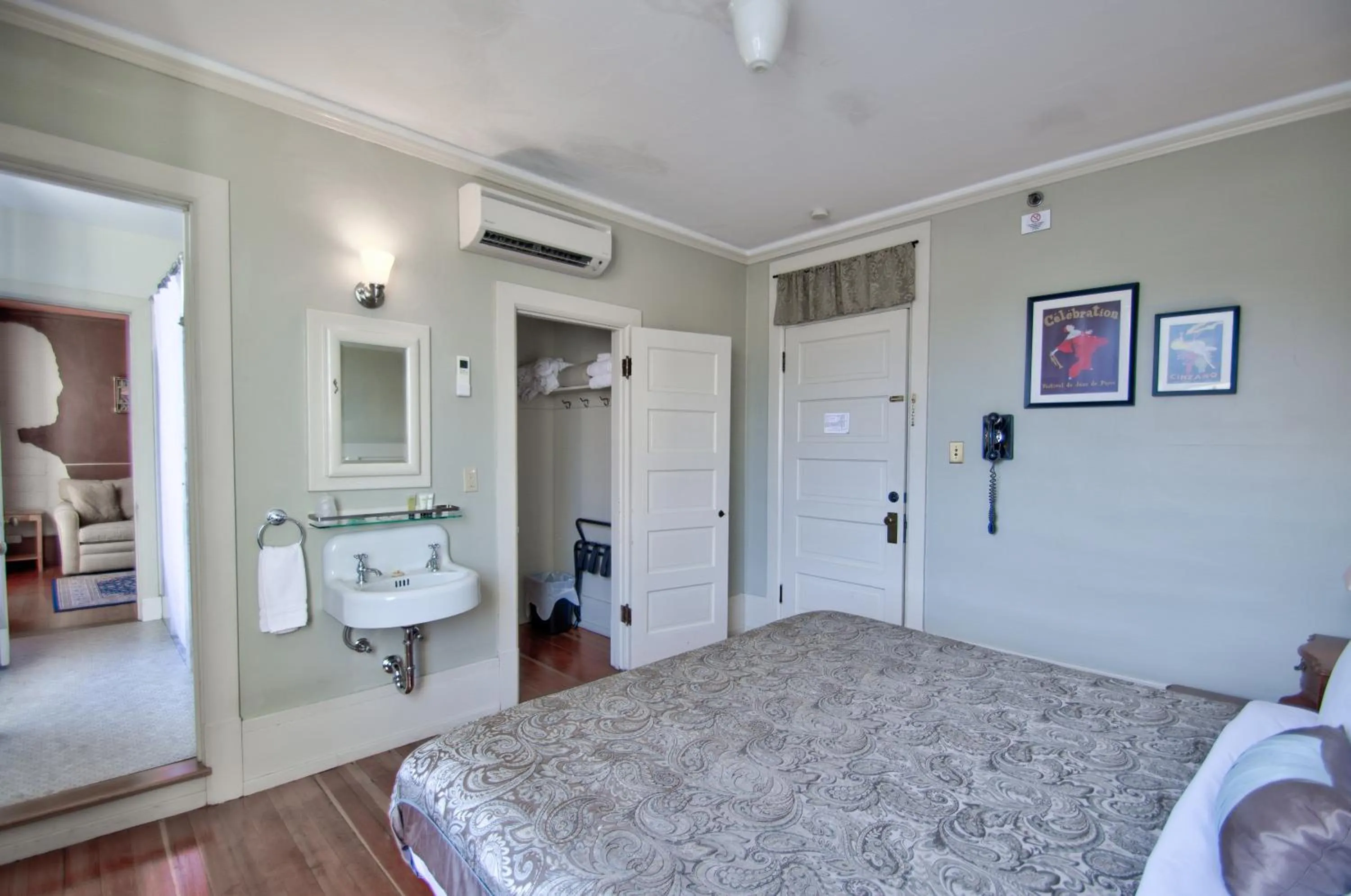 Bedroom, Bed in Centralia Square Grand Ballroom and Vintage Hotel