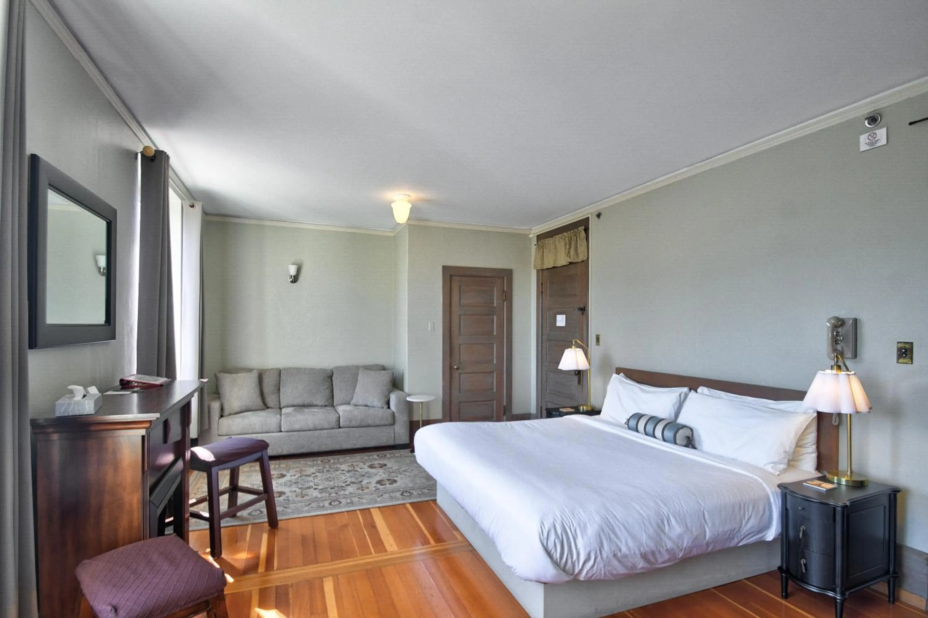 Bed in Centralia Square Grand Ballroom and Vintage Hotel