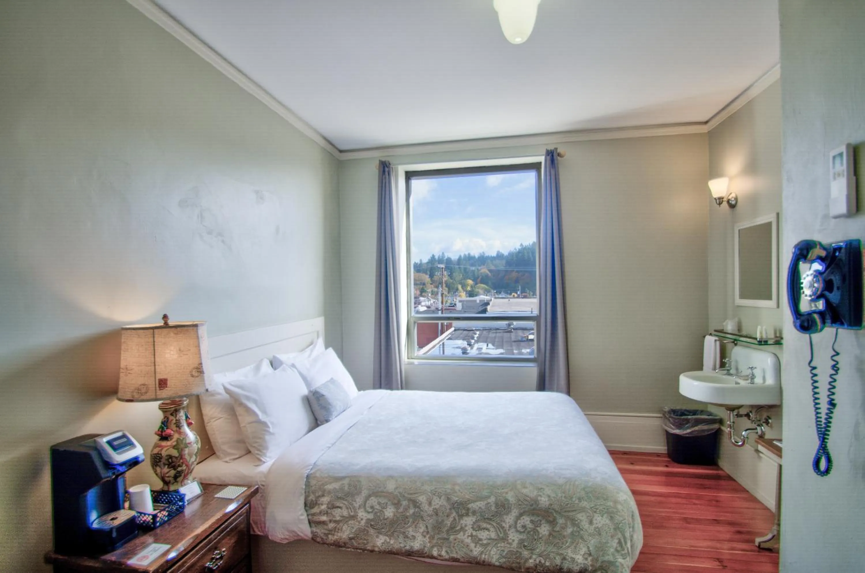 Bedroom, Bed in Centralia Square Grand Ballroom and Vintage Hotel
