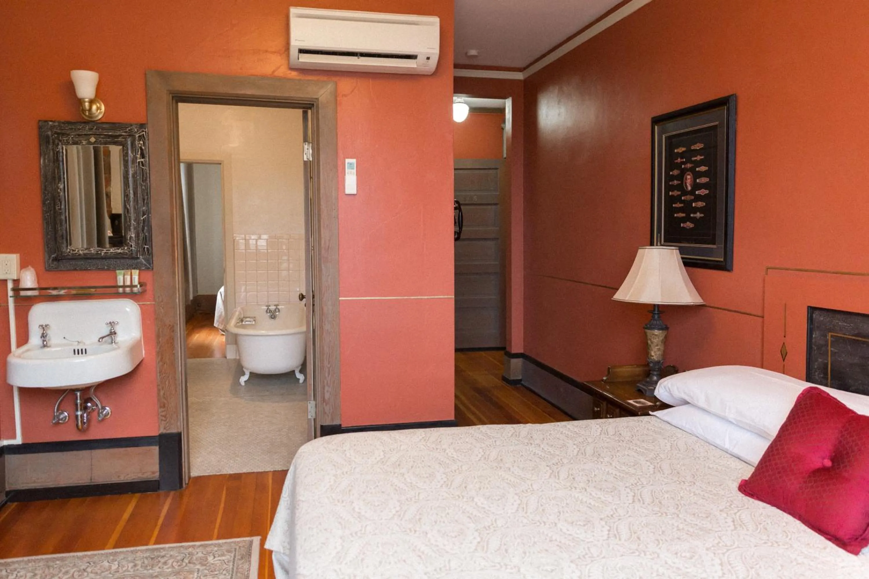 King/Queen Suite with Clawfoot Bathtub in Centralia Square Grand Ballroom and Vintage Hotel