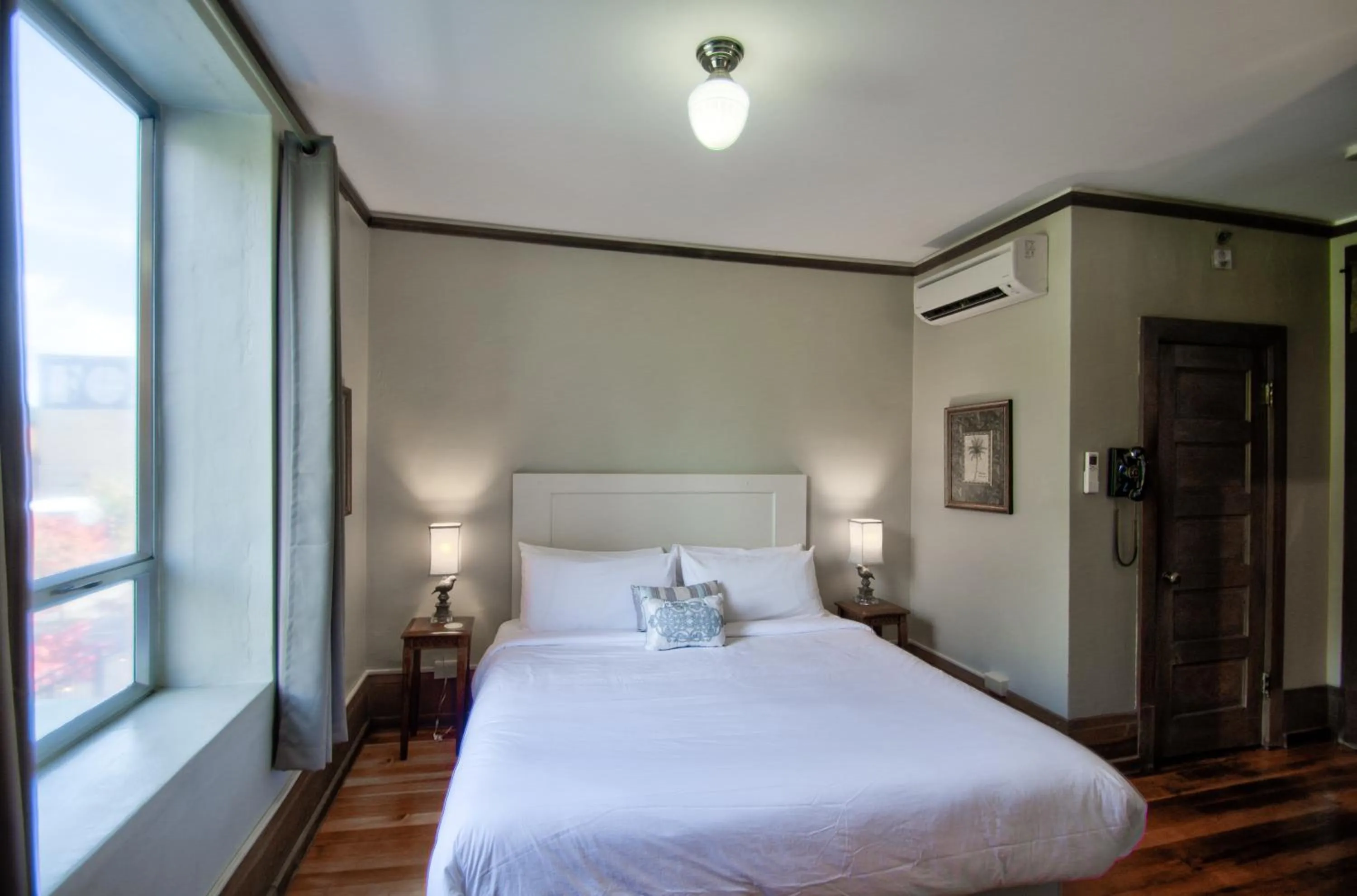 Bedroom, Bed in Centralia Square Grand Ballroom and Vintage Hotel