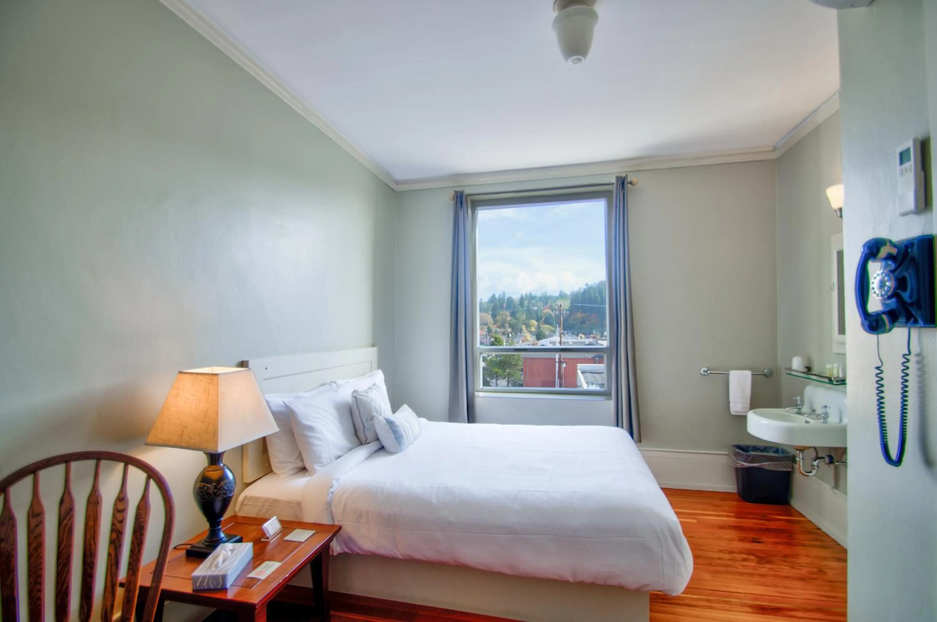 Bedroom, Bed in Centralia Square Grand Ballroom and Vintage Hotel