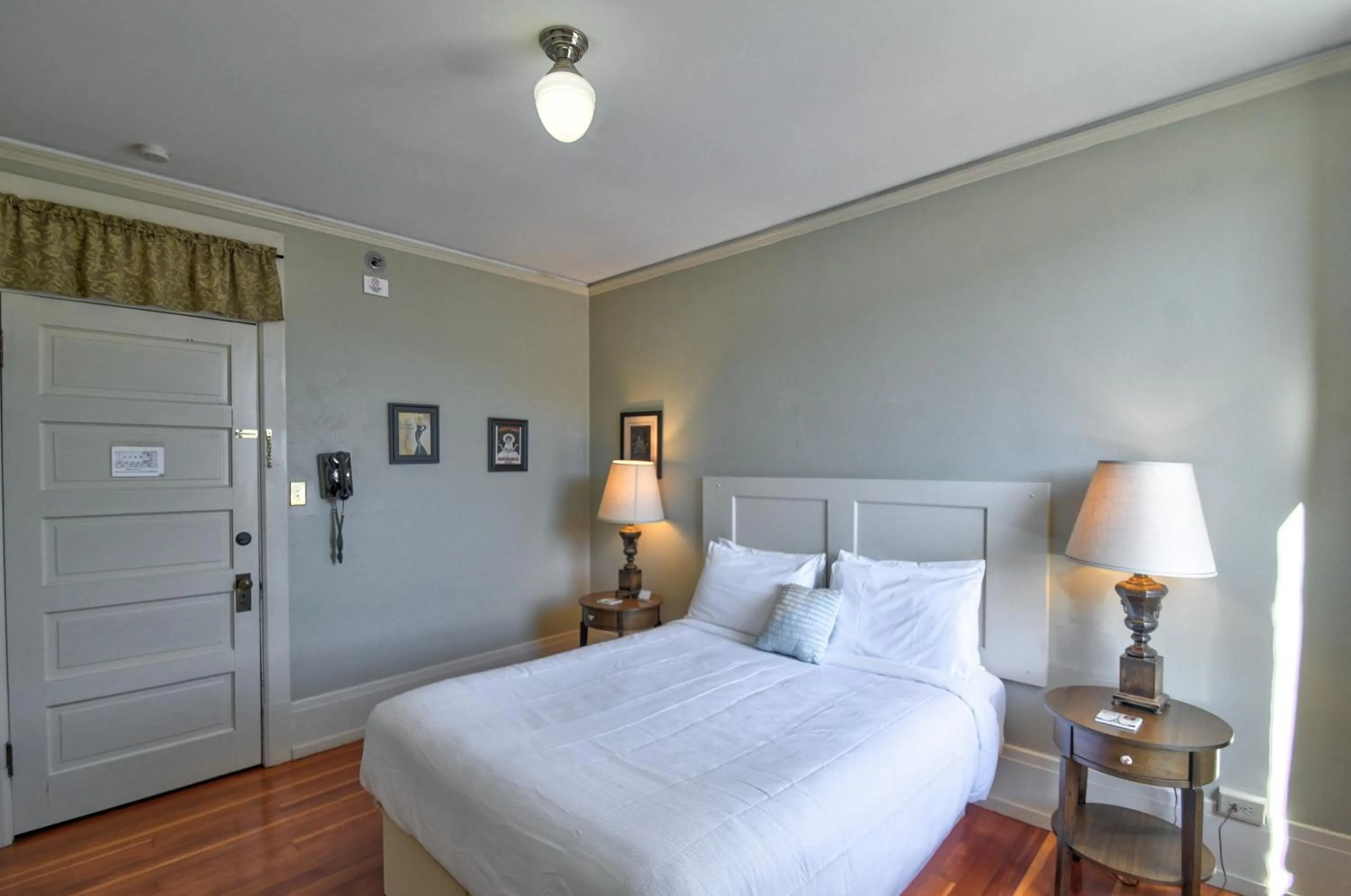 Bed in Centralia Square Grand Ballroom and Vintage Hotel