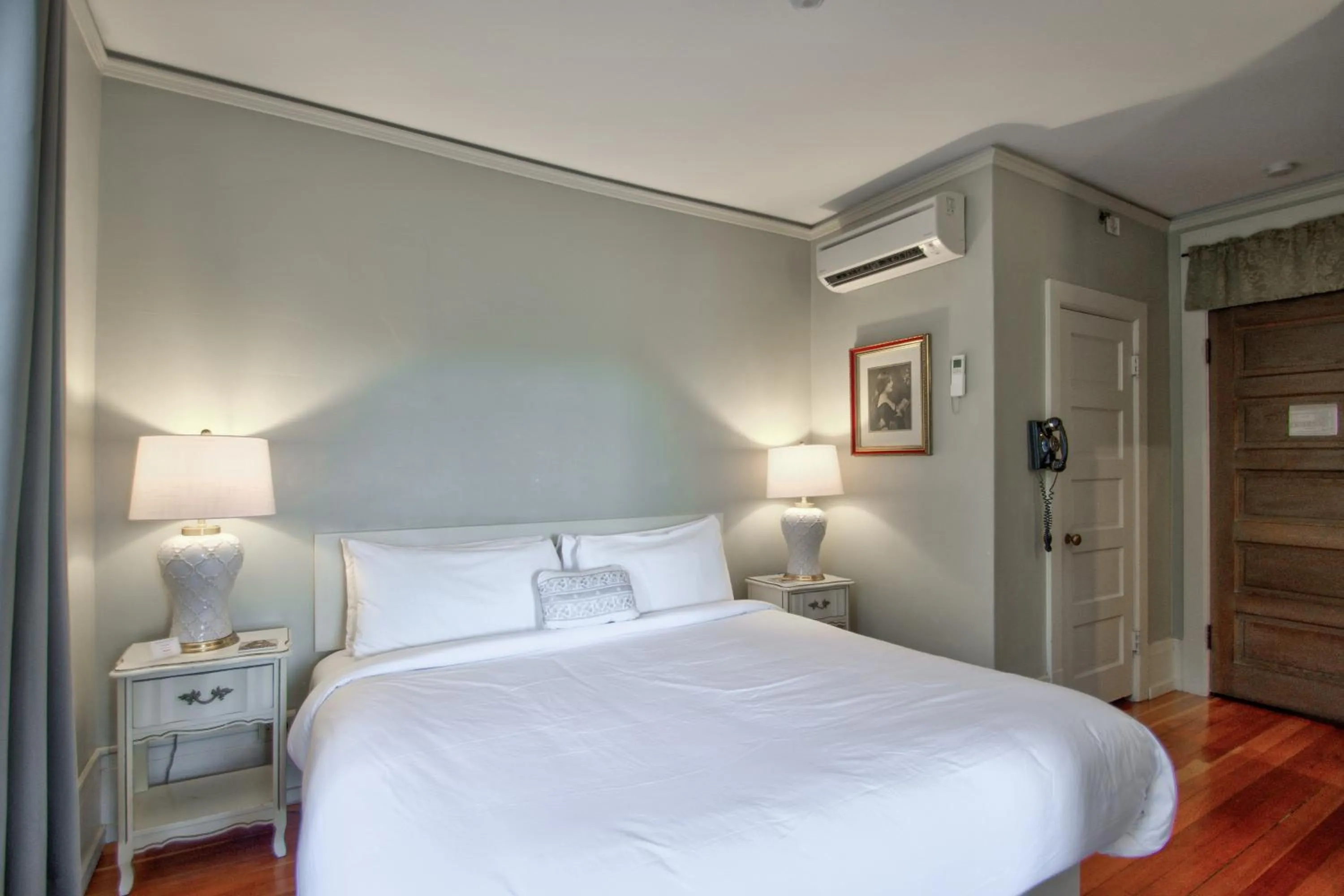 Bedroom, Bed in Centralia Square Grand Ballroom and Vintage Hotel