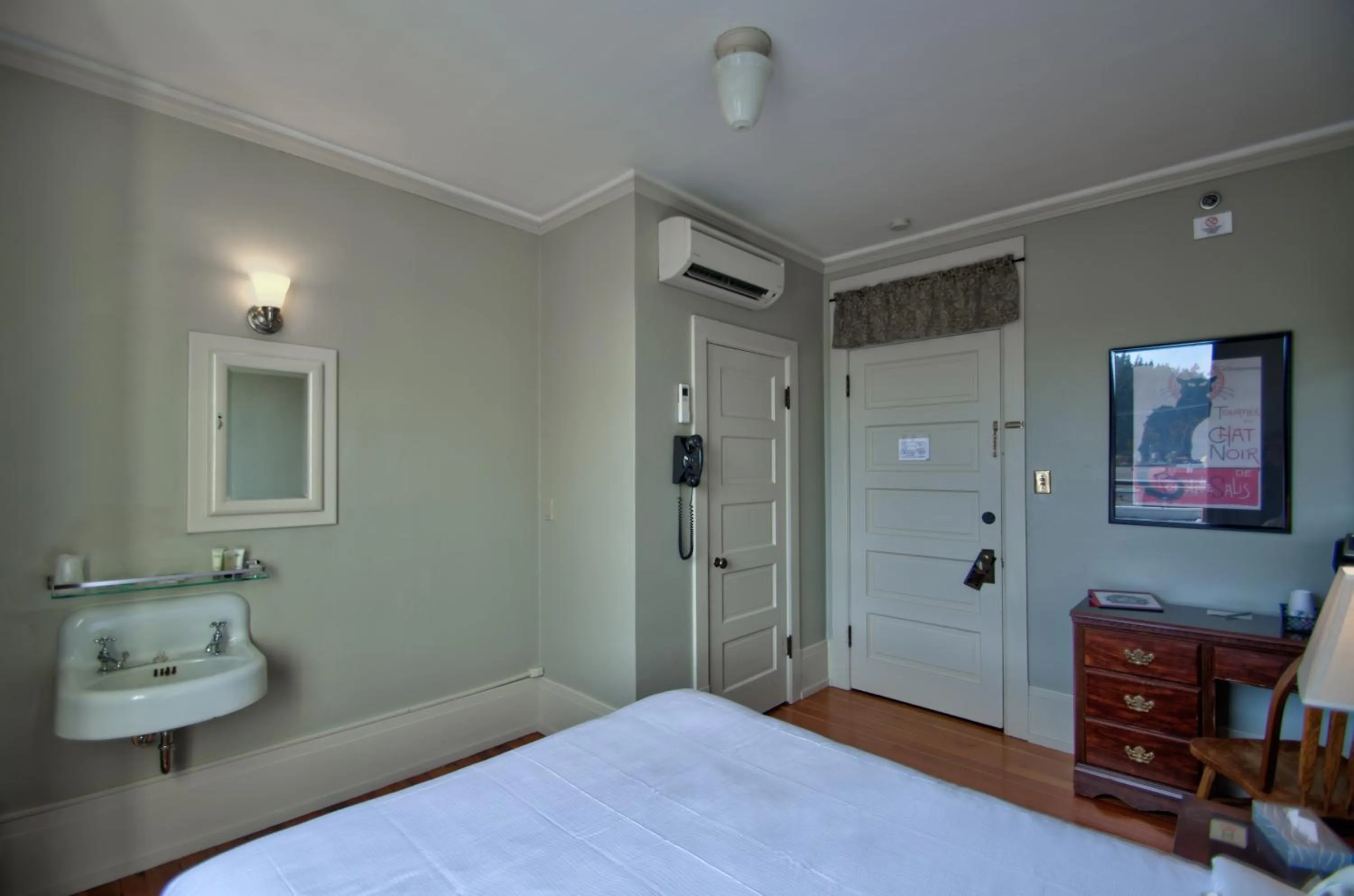 Bedroom, Bed in Centralia Square Grand Ballroom and Vintage Hotel