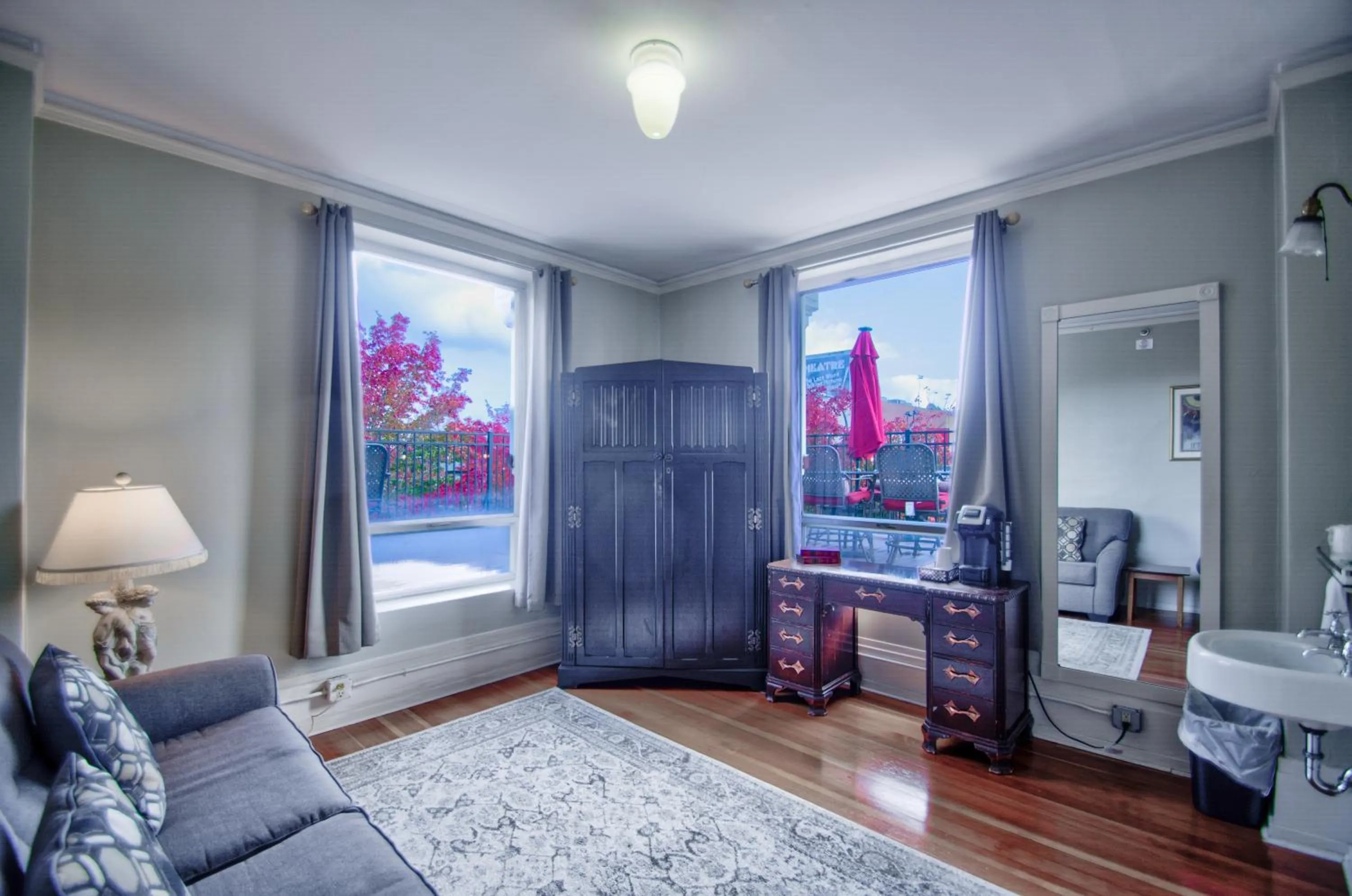 Living room, Bed in Centralia Square Grand Ballroom and Vintage Hotel