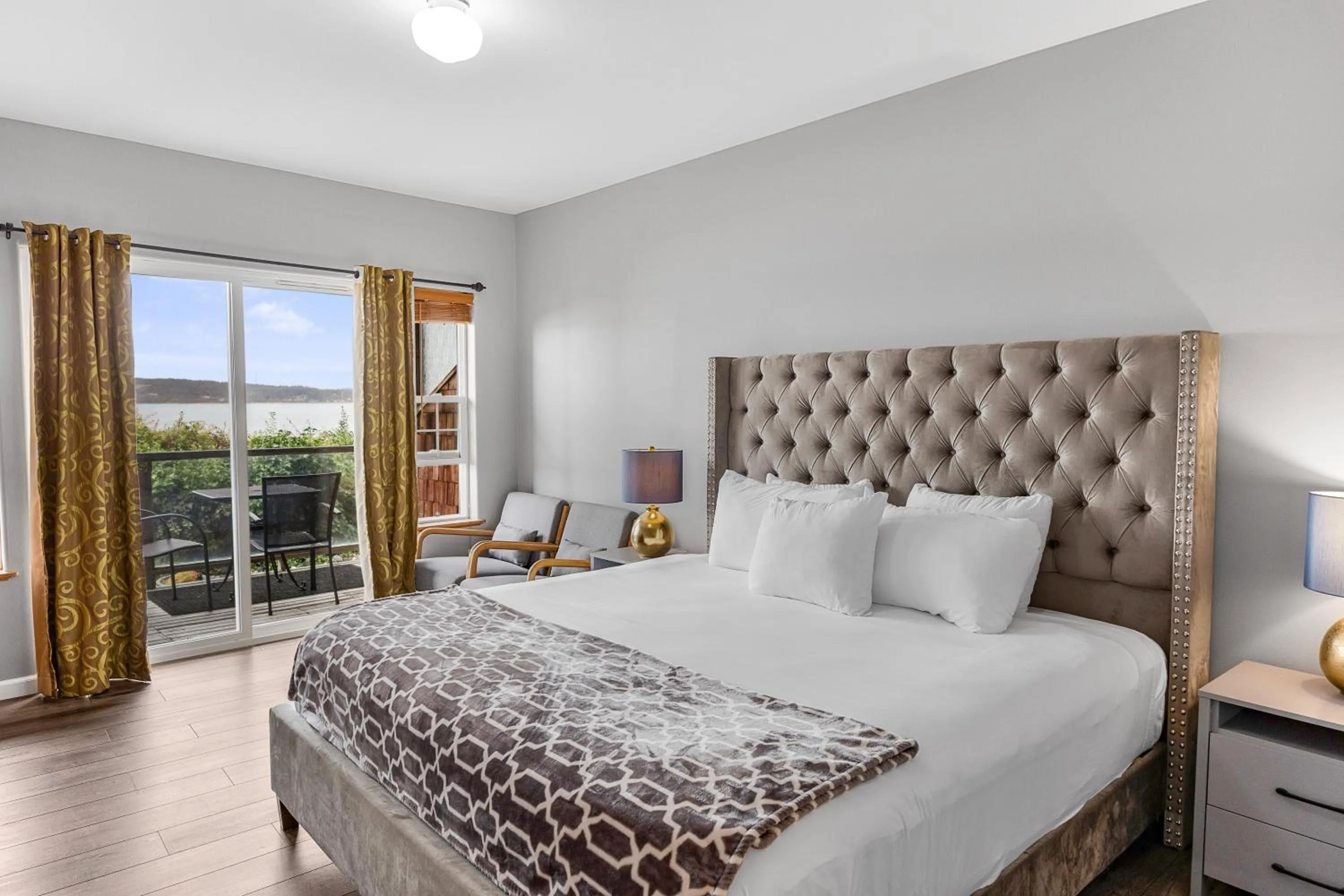 Bed in Camano Island Inn