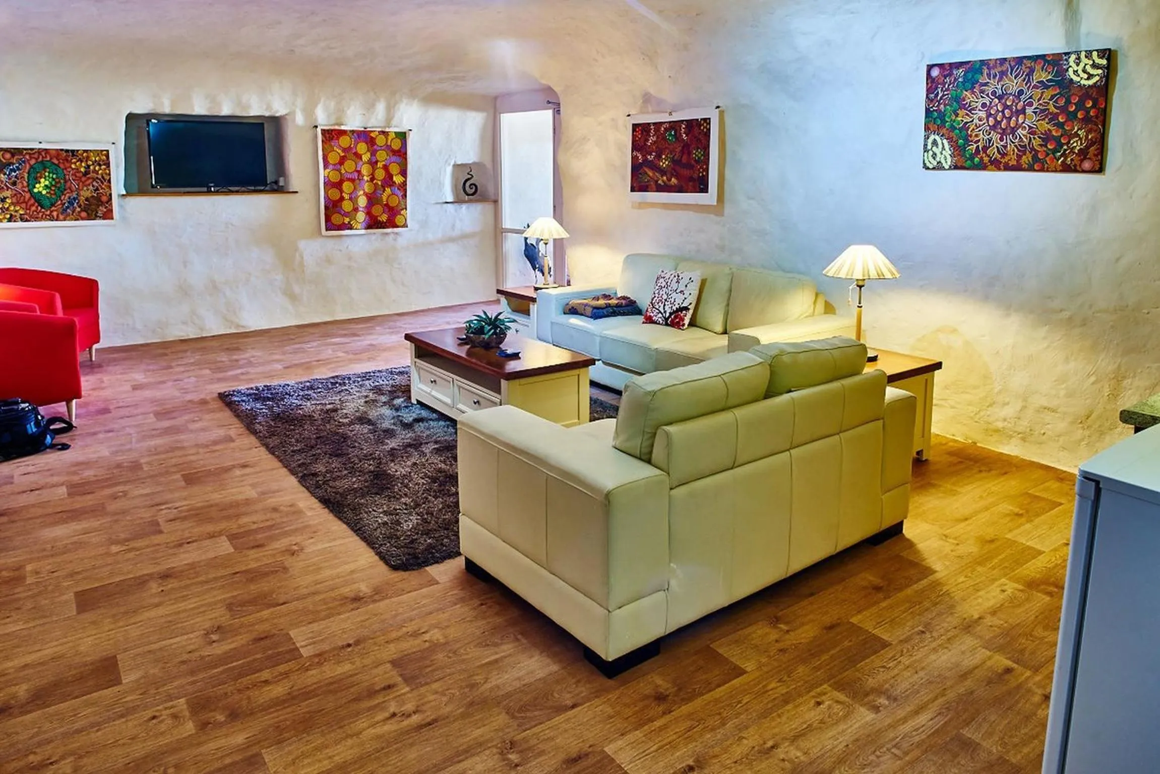 Communal lounge/ TV room in Underground Bed & Breakfast