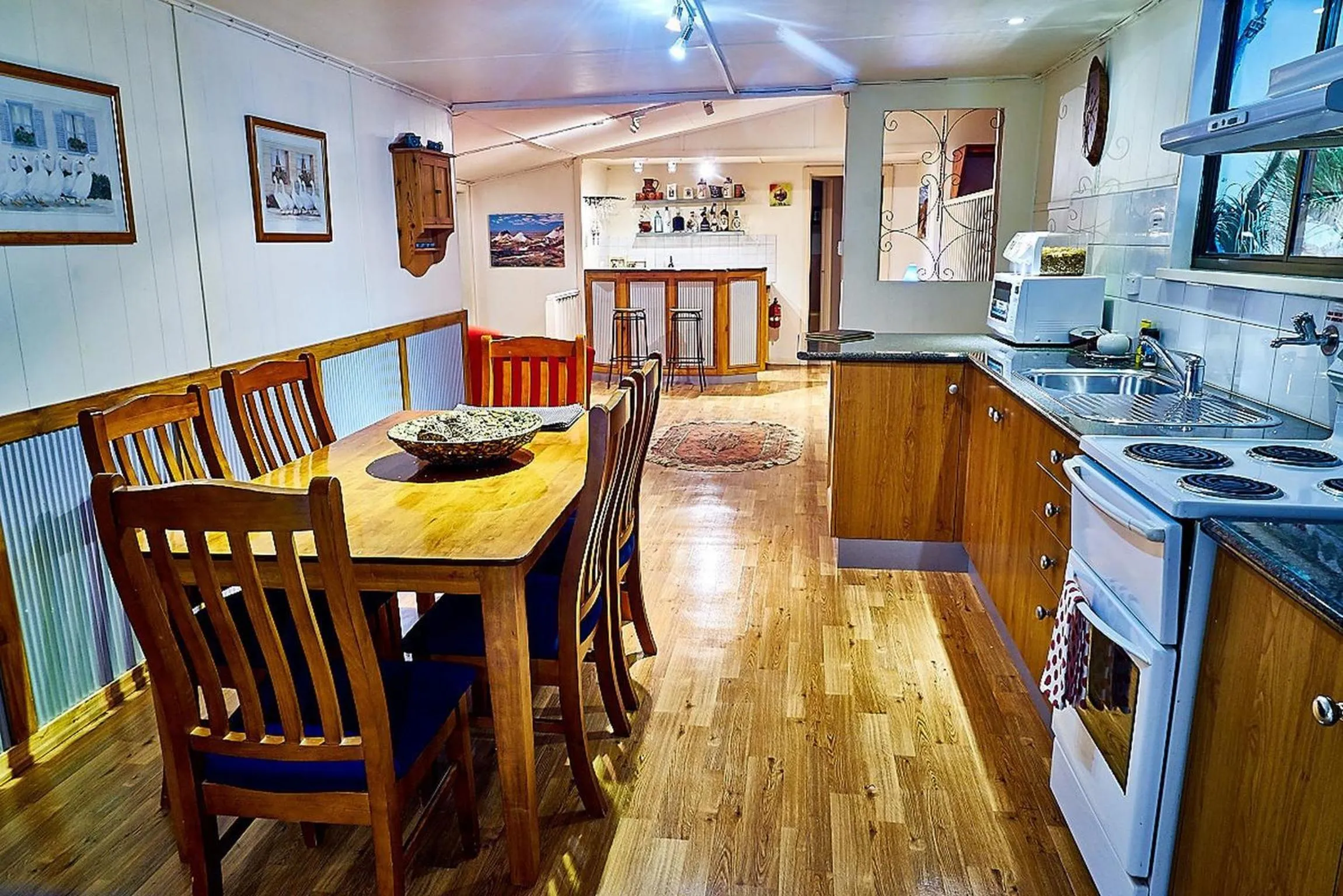 Kitchen or kitchenette in Underground Bed & Breakfast
