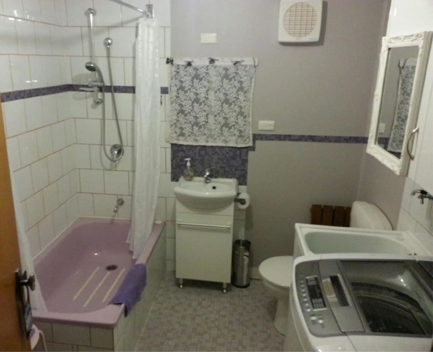 Bathroom in Underground Bed & Breakfast