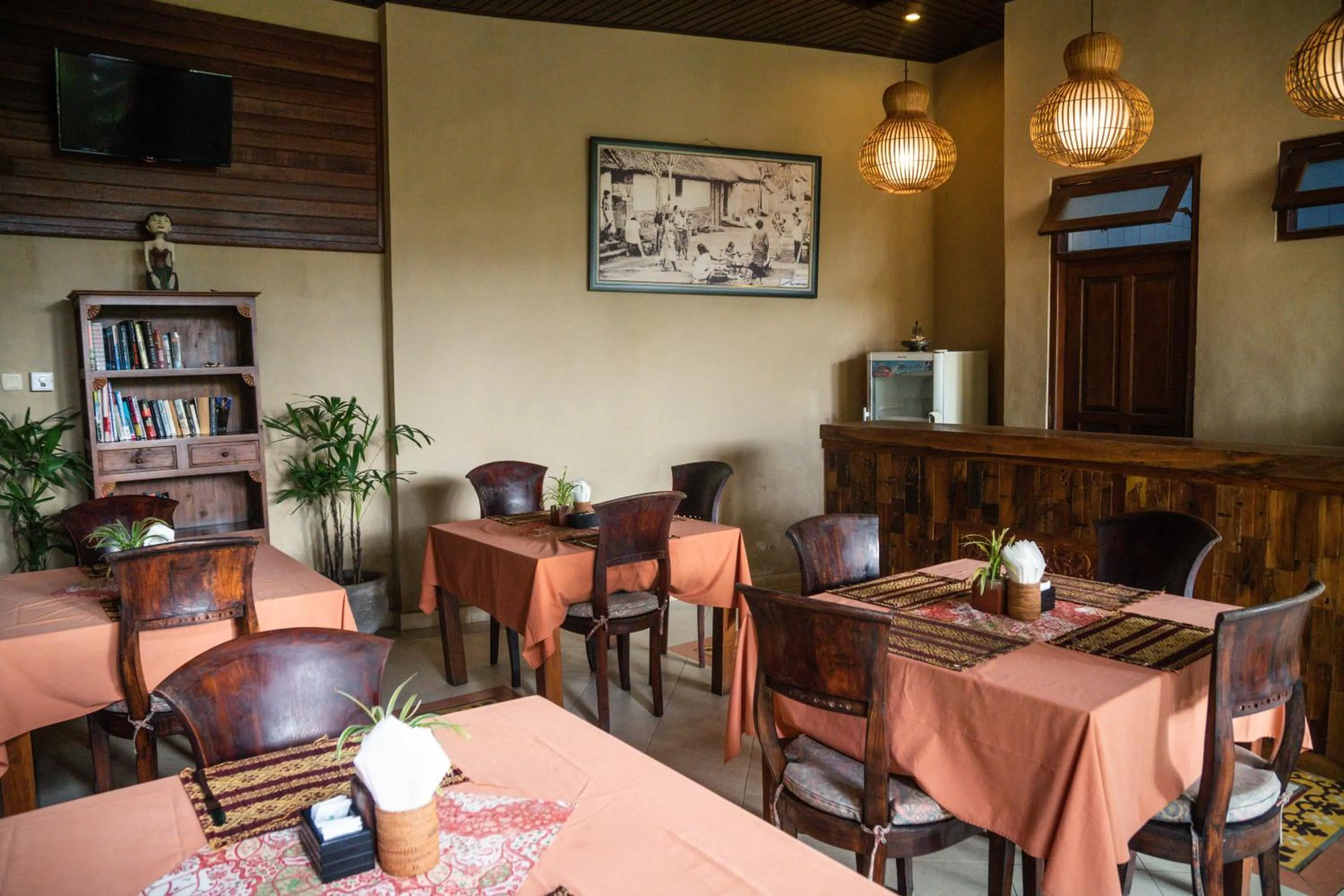 Restaurant/places to eat in Alam Terrace Cottages