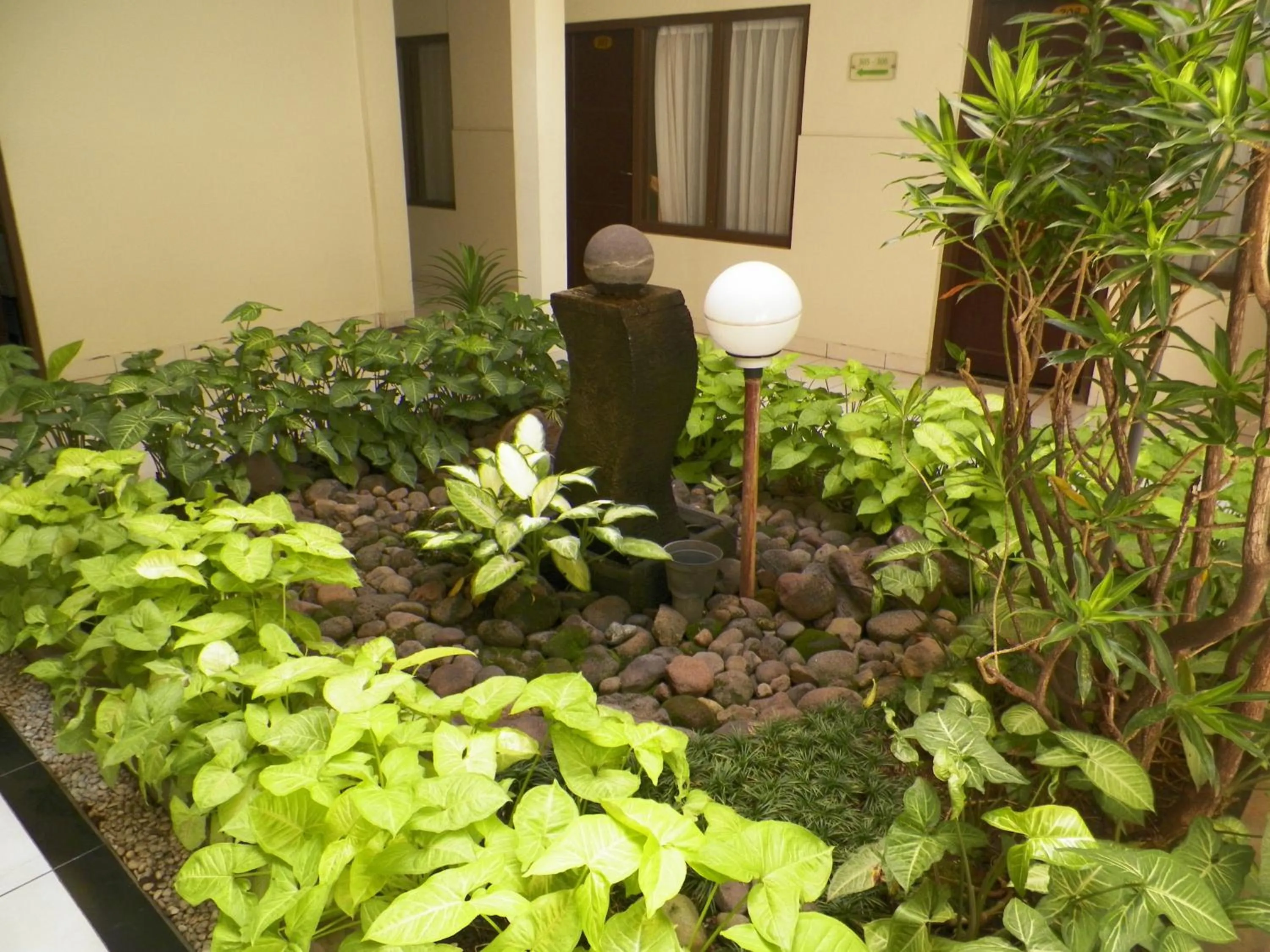 Garden in RedDoorz At Jalan Sriwijaya Semarang