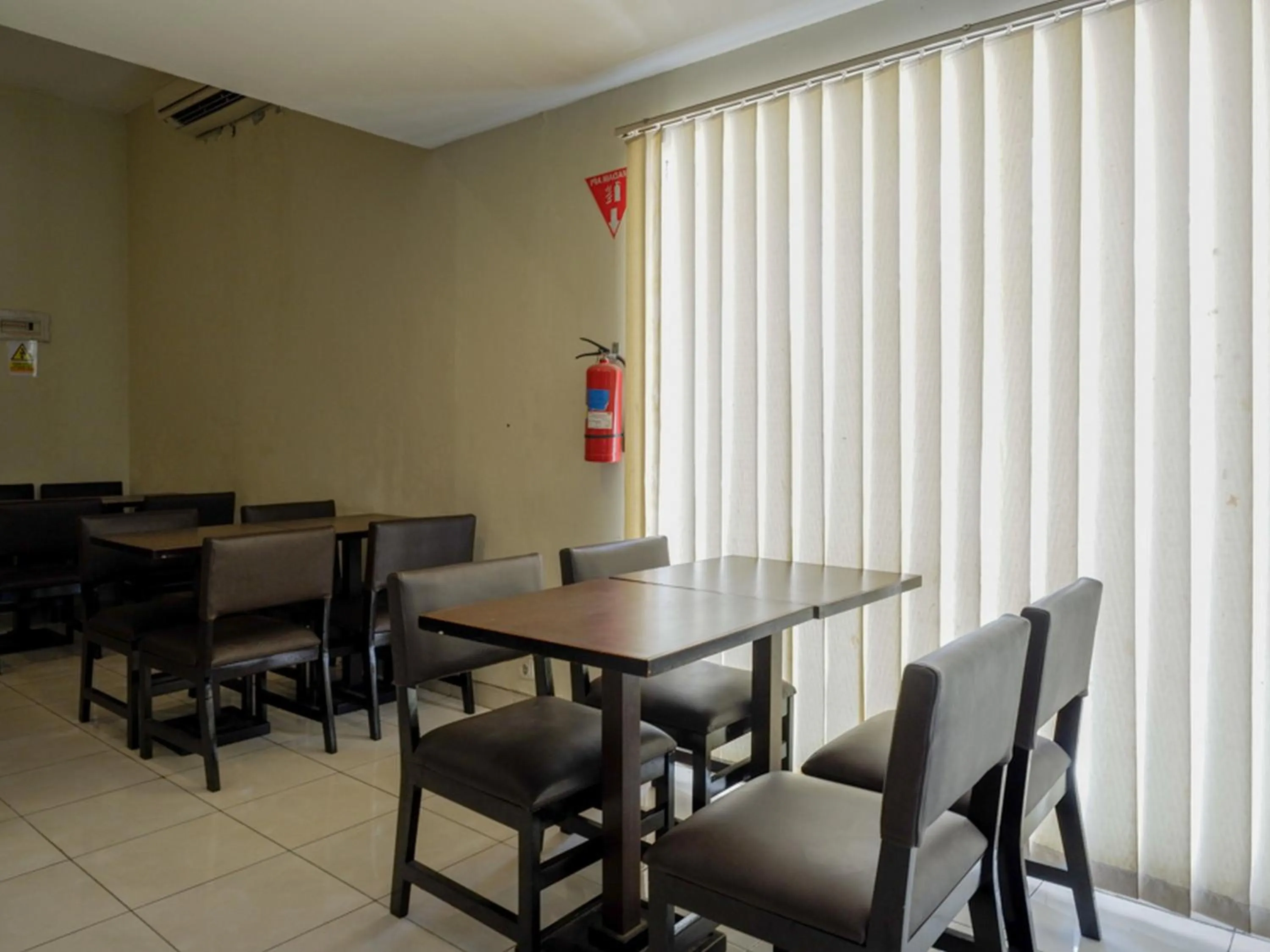Restaurant/places to eat in RedDoorz At Jalan Sriwijaya Semarang