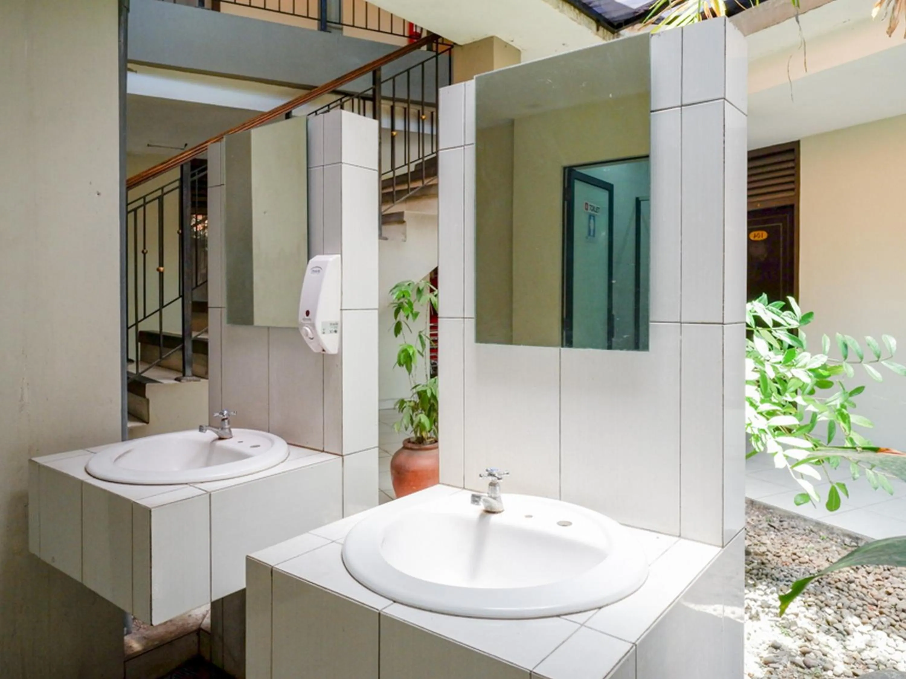 RedDoorz At Jalan Sriwijaya Semarang