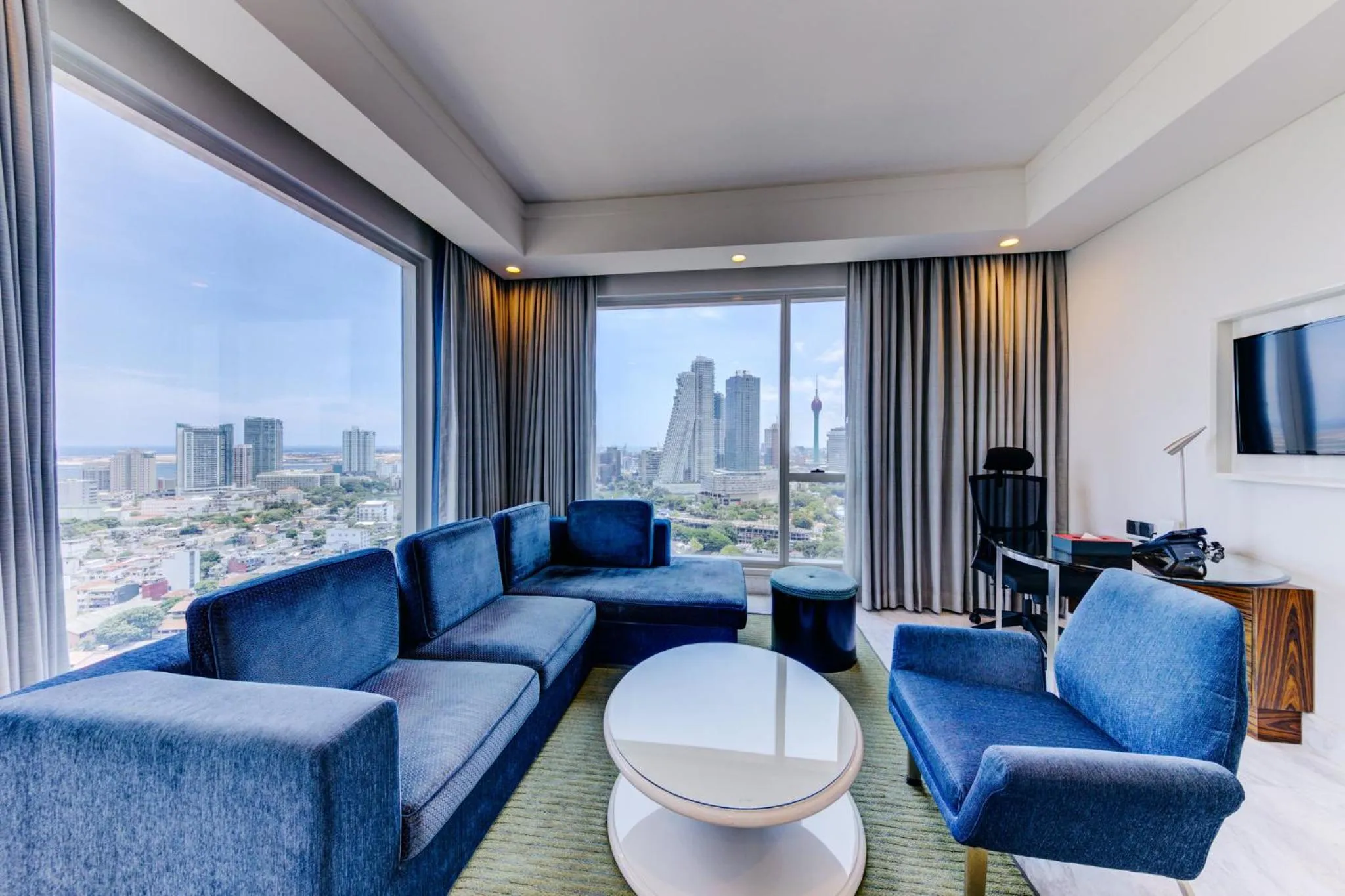 Living room in Cinnamon Red Colombo