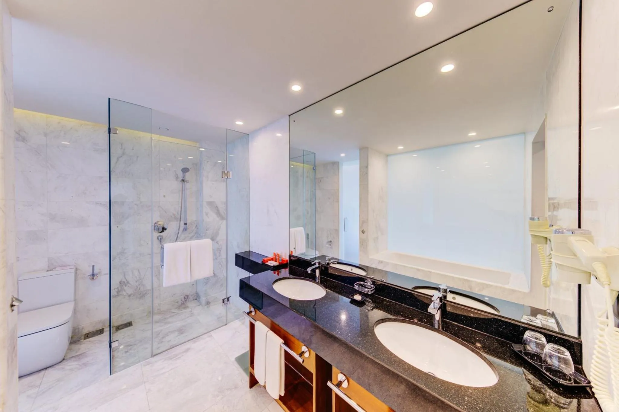 Photo of the whole room in Cinnamon Red Colombo