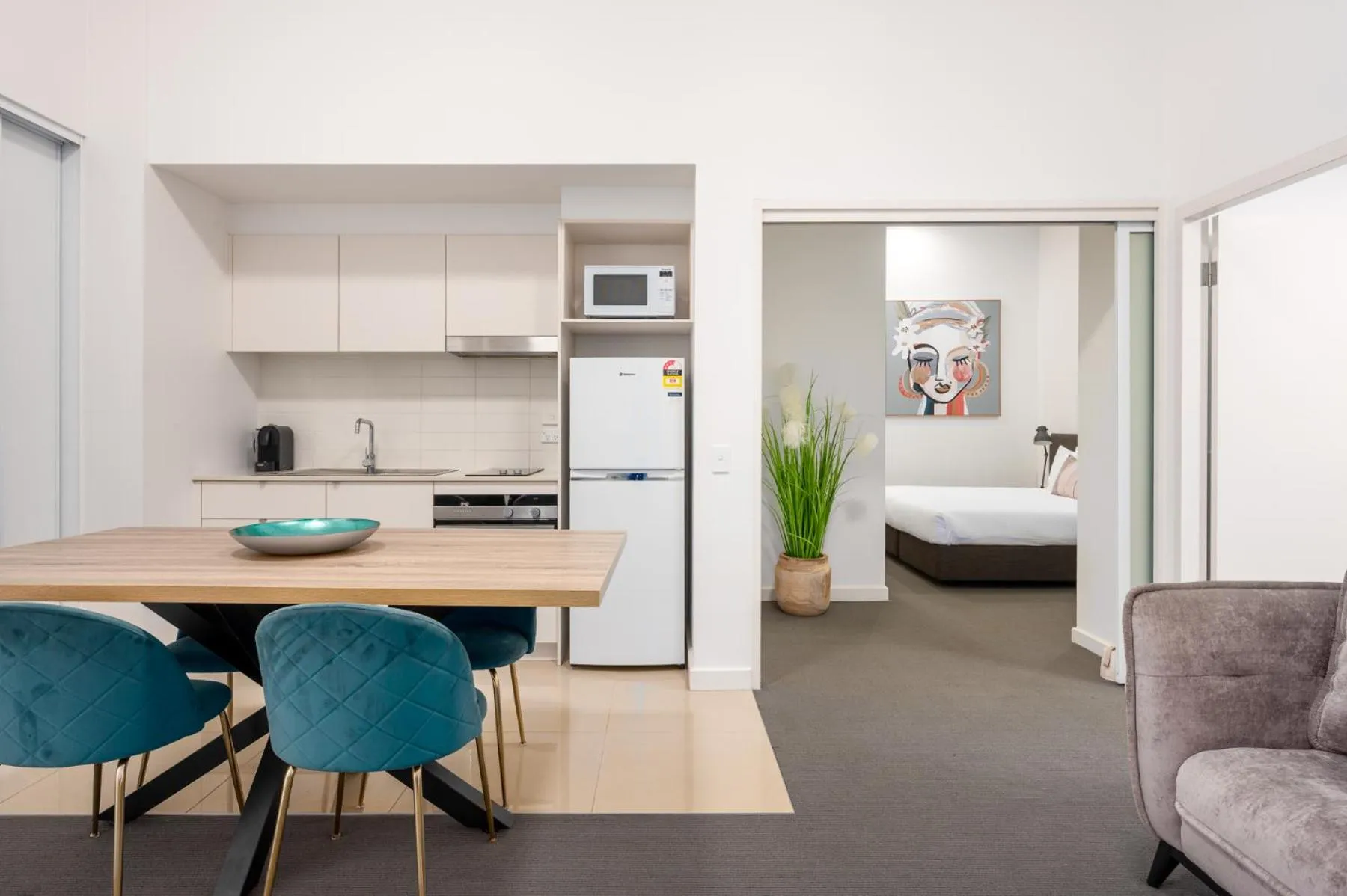 Kitchen or kitchenette, Bed in Terminus Apartment Hotel, an Ascend Collection Hotel