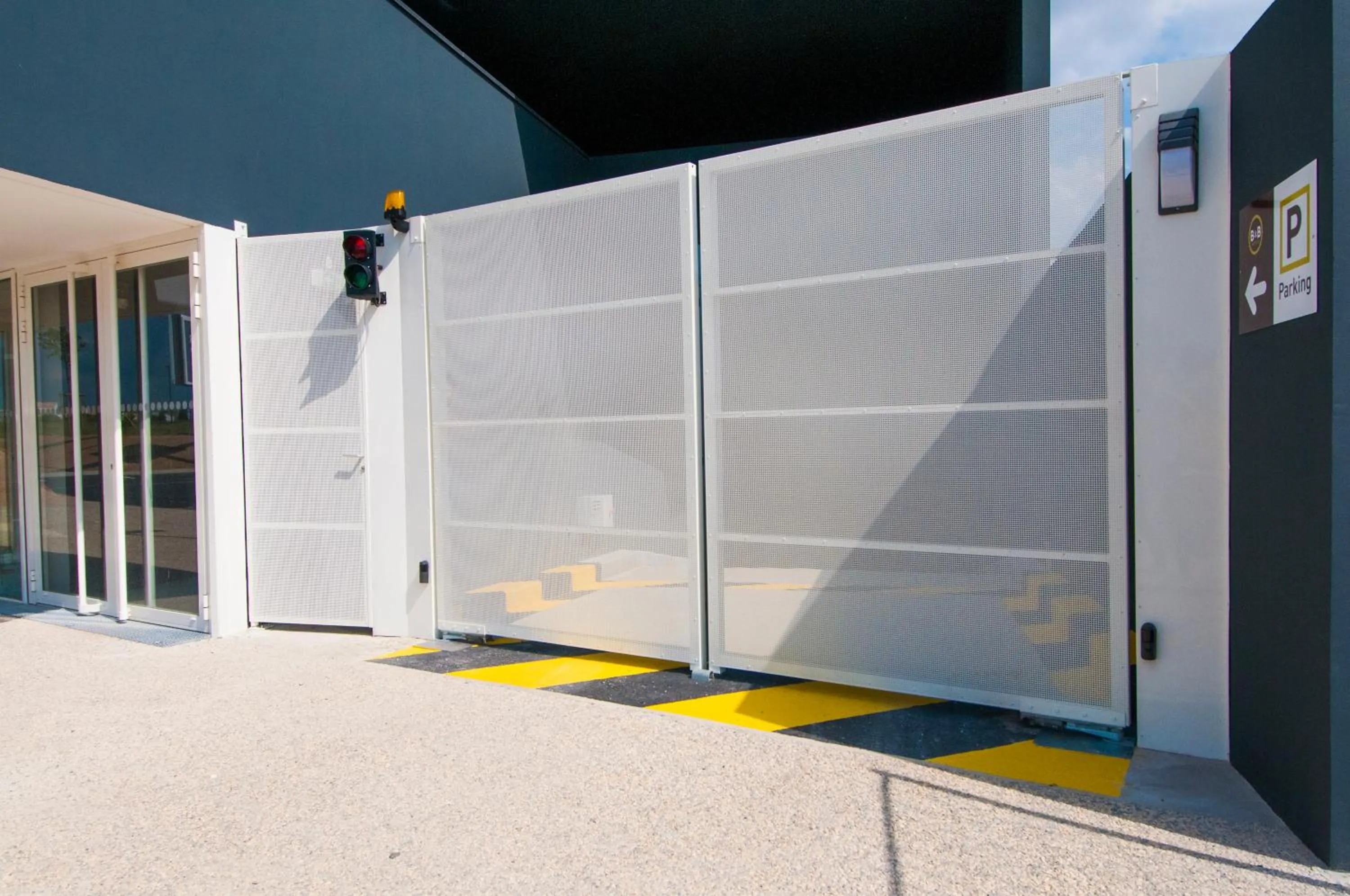 Facade/entrance in B&B HOTEL La Rochelle Beaulieu Puilboreau