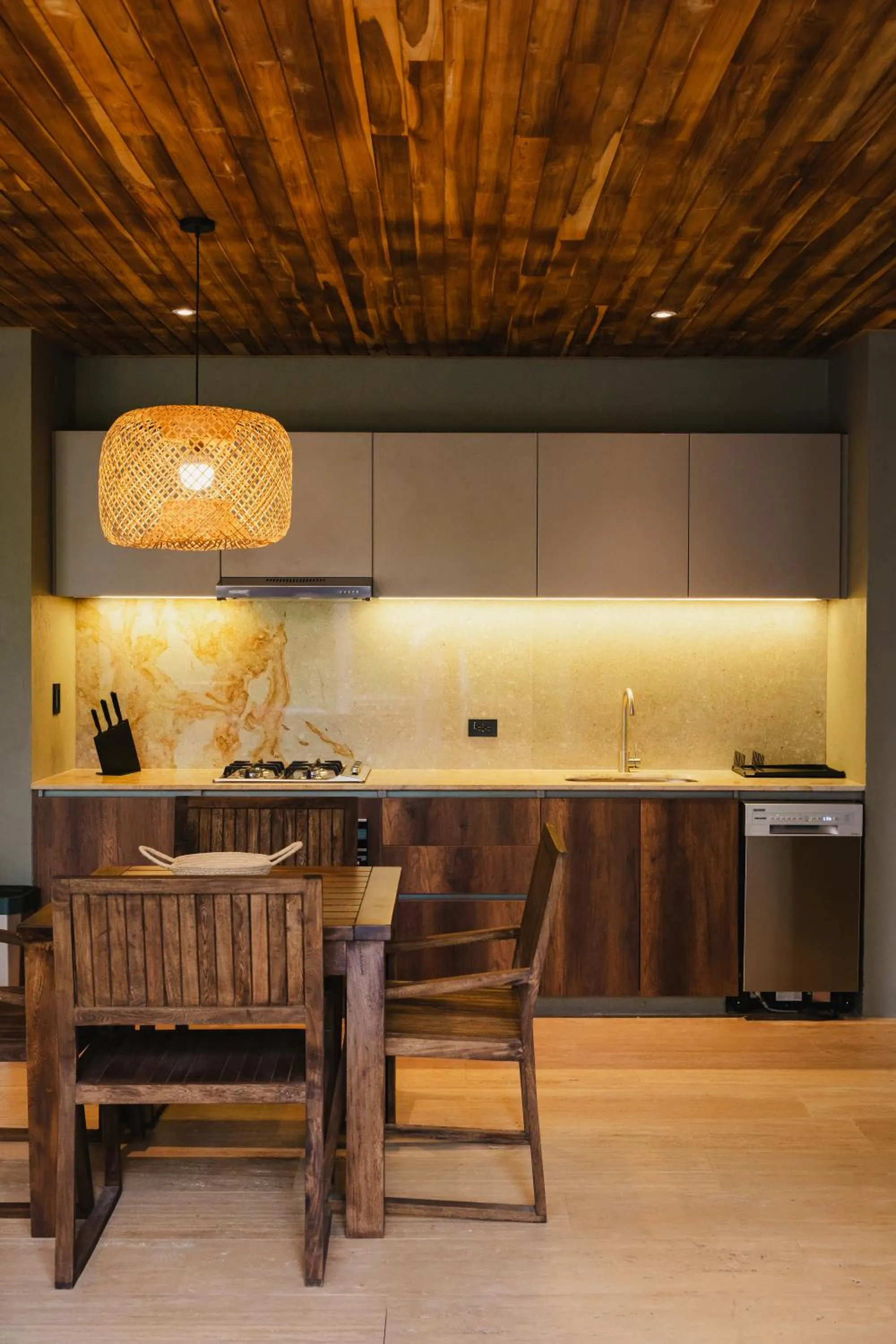 Dining area in Naio Hotel y Villas By OxoHotel