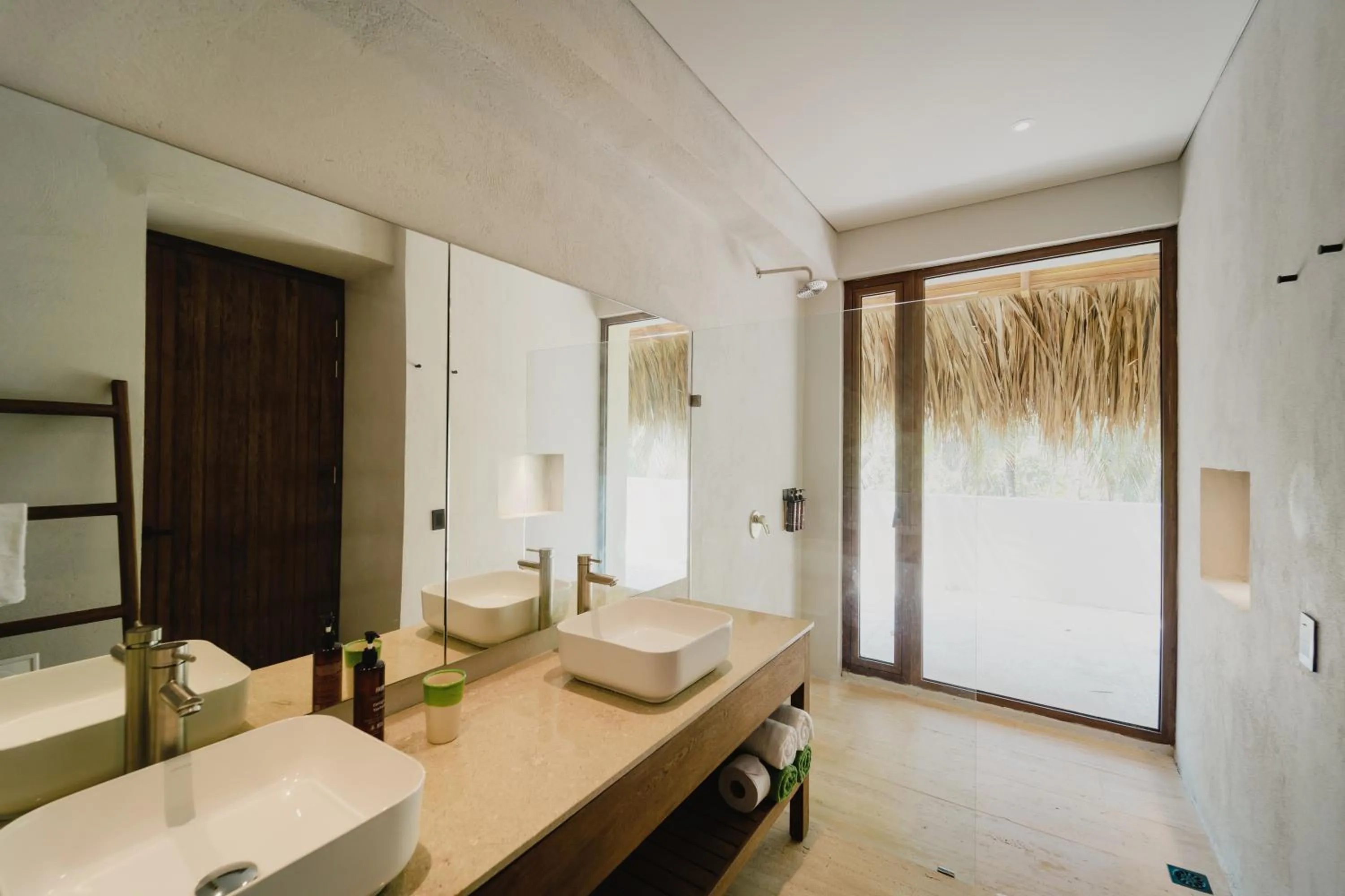 Bathroom, Bed in Naio Hotel y Villas By OxoHotel