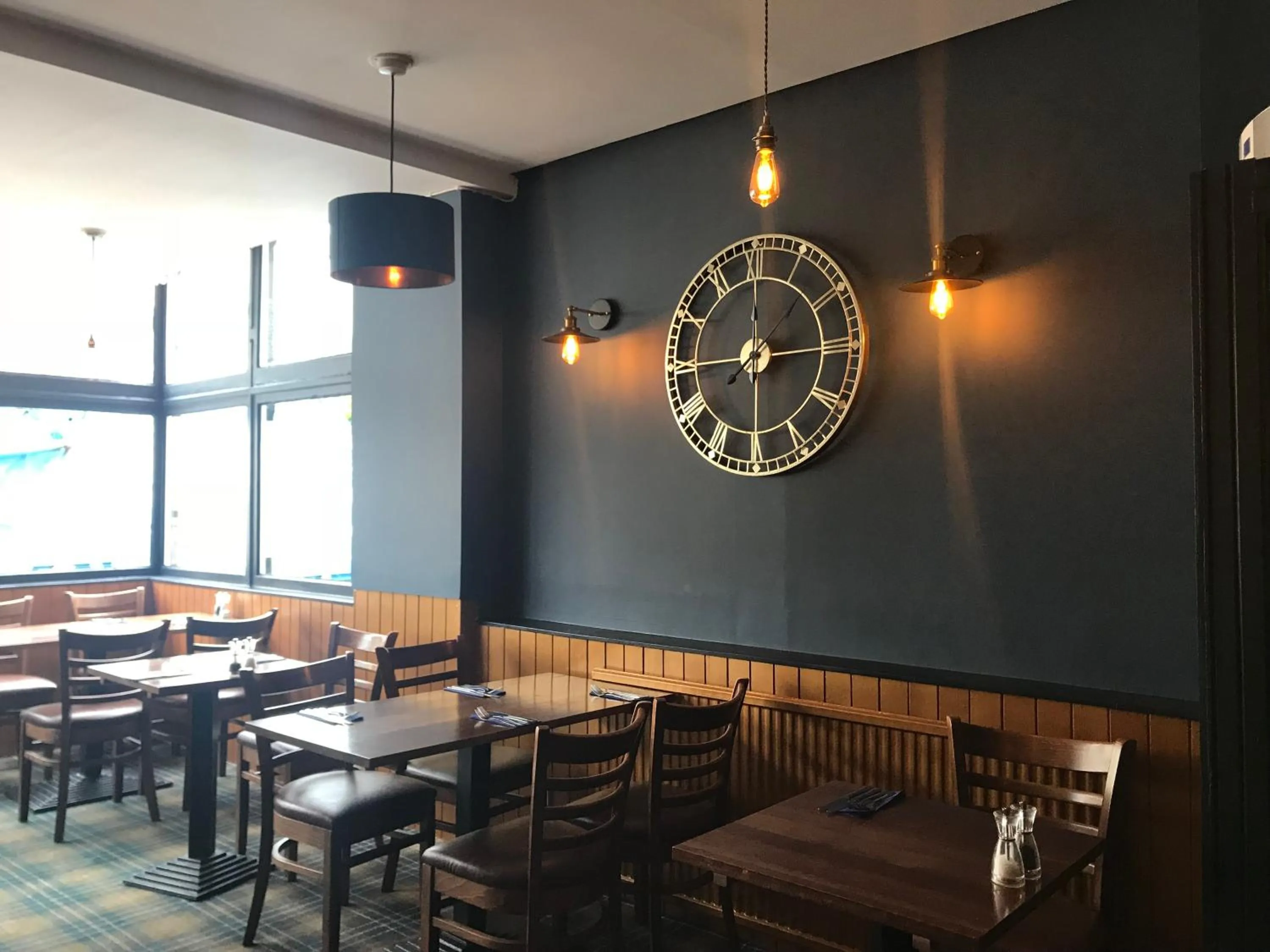 Restaurant/places to eat in Aberdour Hotel, Stables Rooms & Beer Garden