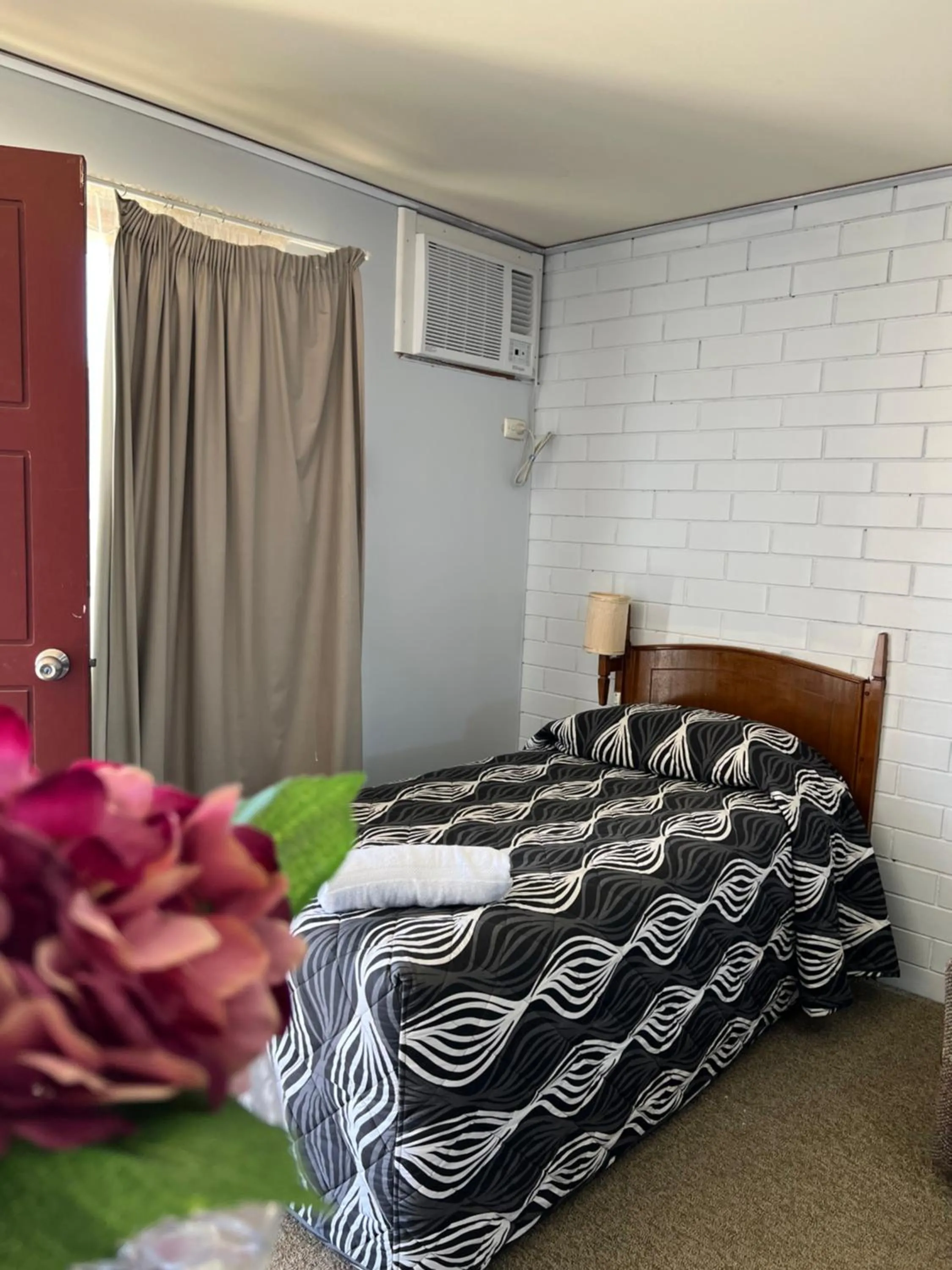 Bedroom, Bed in Century Motor Inn, Finley