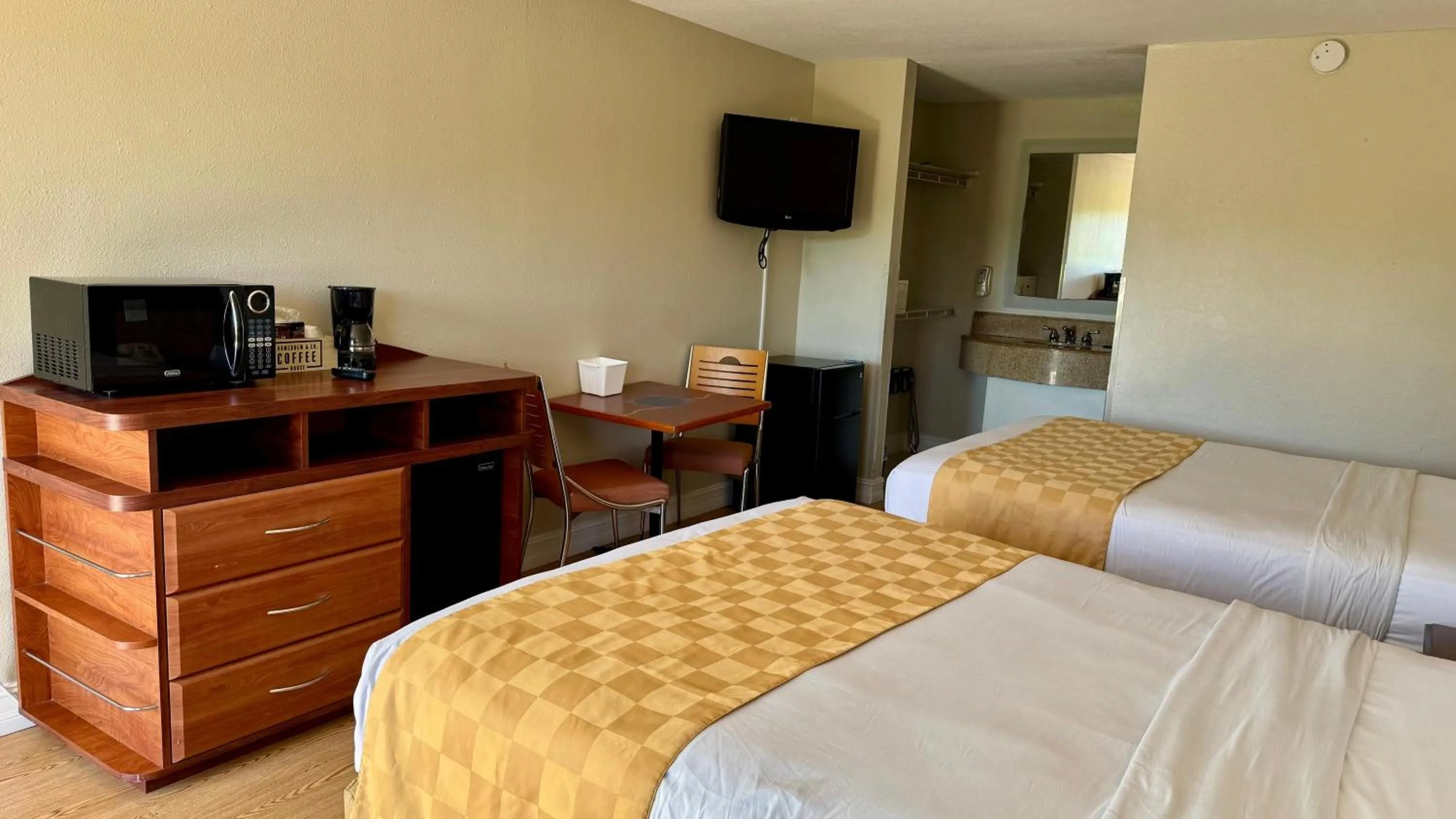 Coffee/tea facilities, Bed in Hotel Monte Carlo