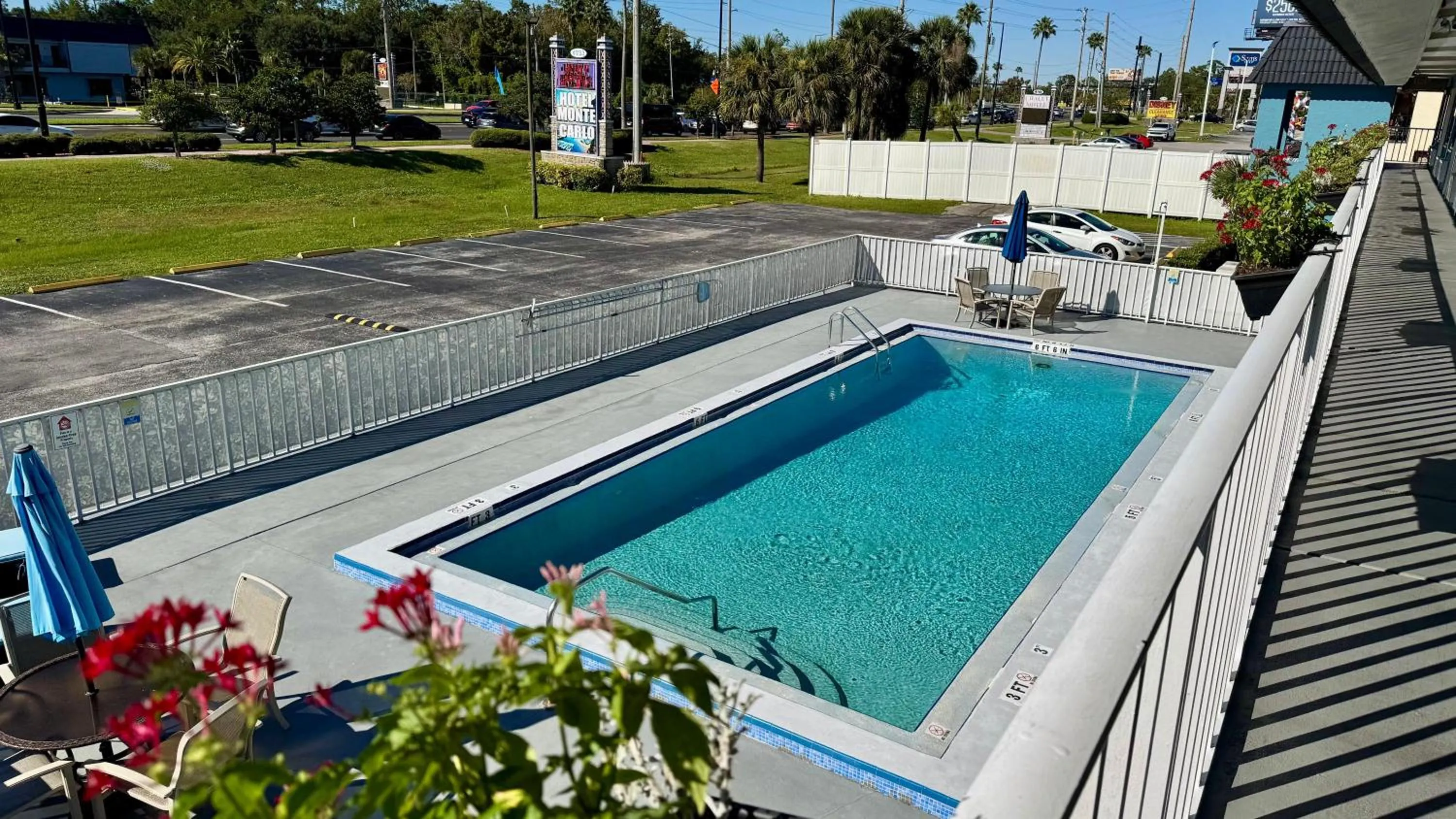 Pool view in Hotel Monte Carlo