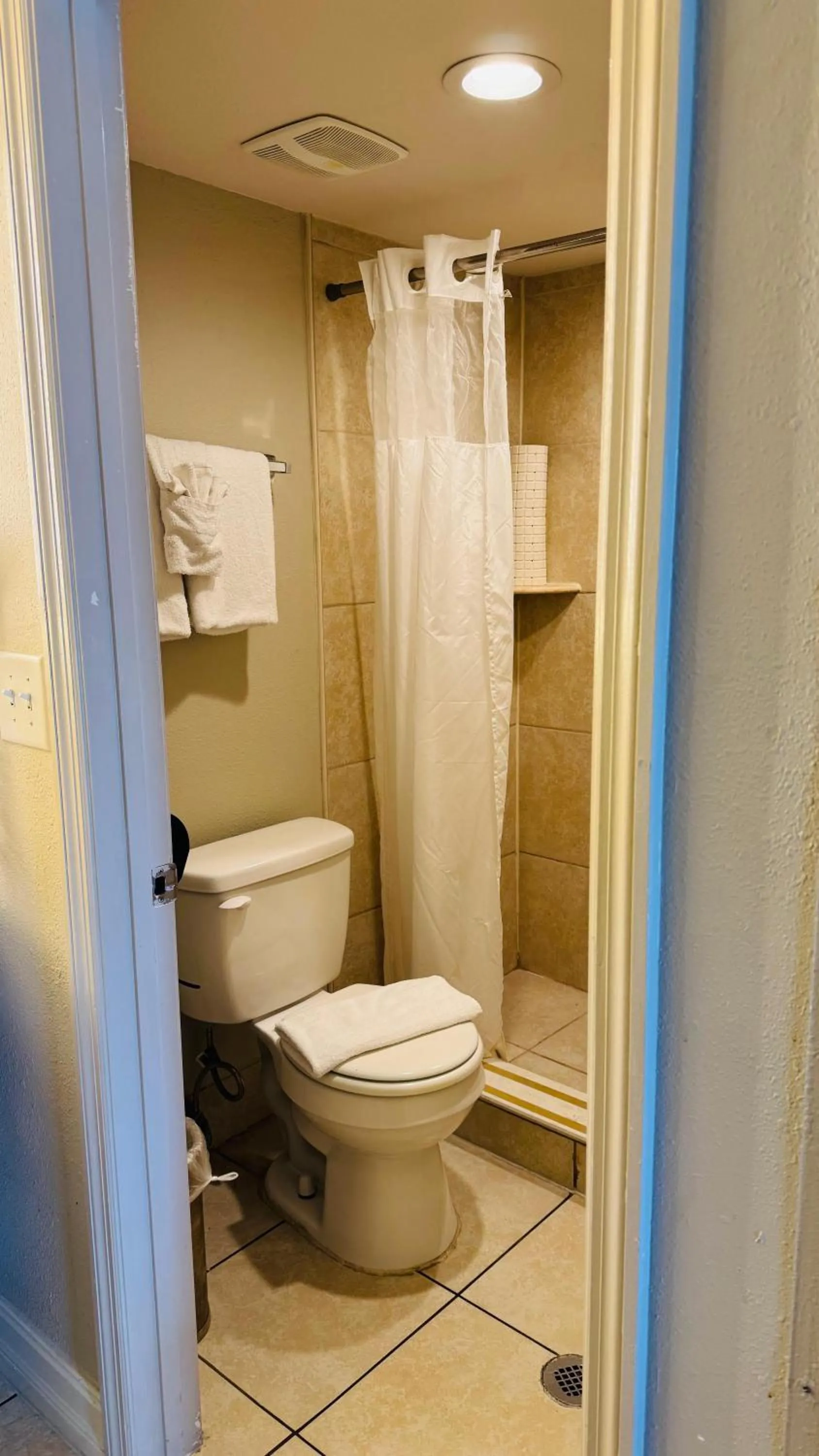 Shower in Hotel Monte Carlo