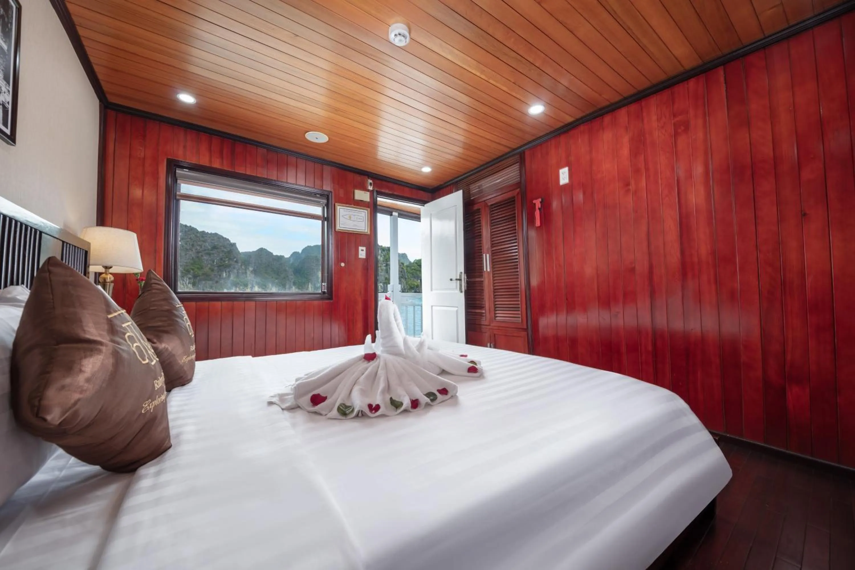 Living room, Bed in Ruby Cruise