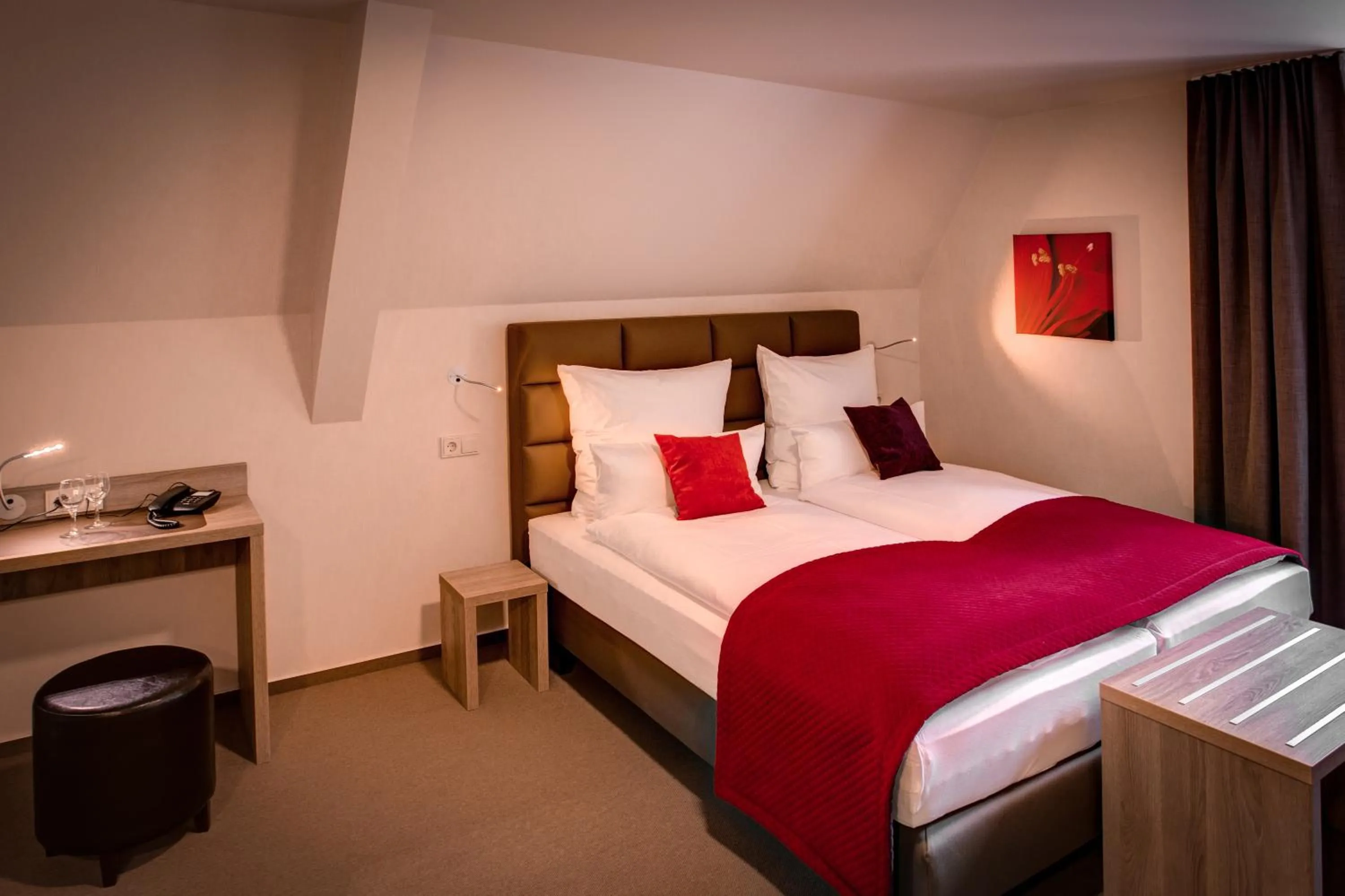 Photo of the whole room, Bed in Weserhotel Schwager