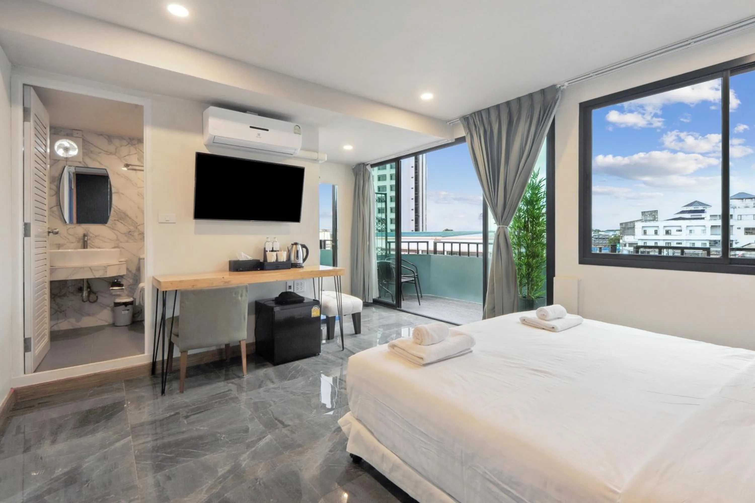 Bed in Ployburi Boutique Hotel