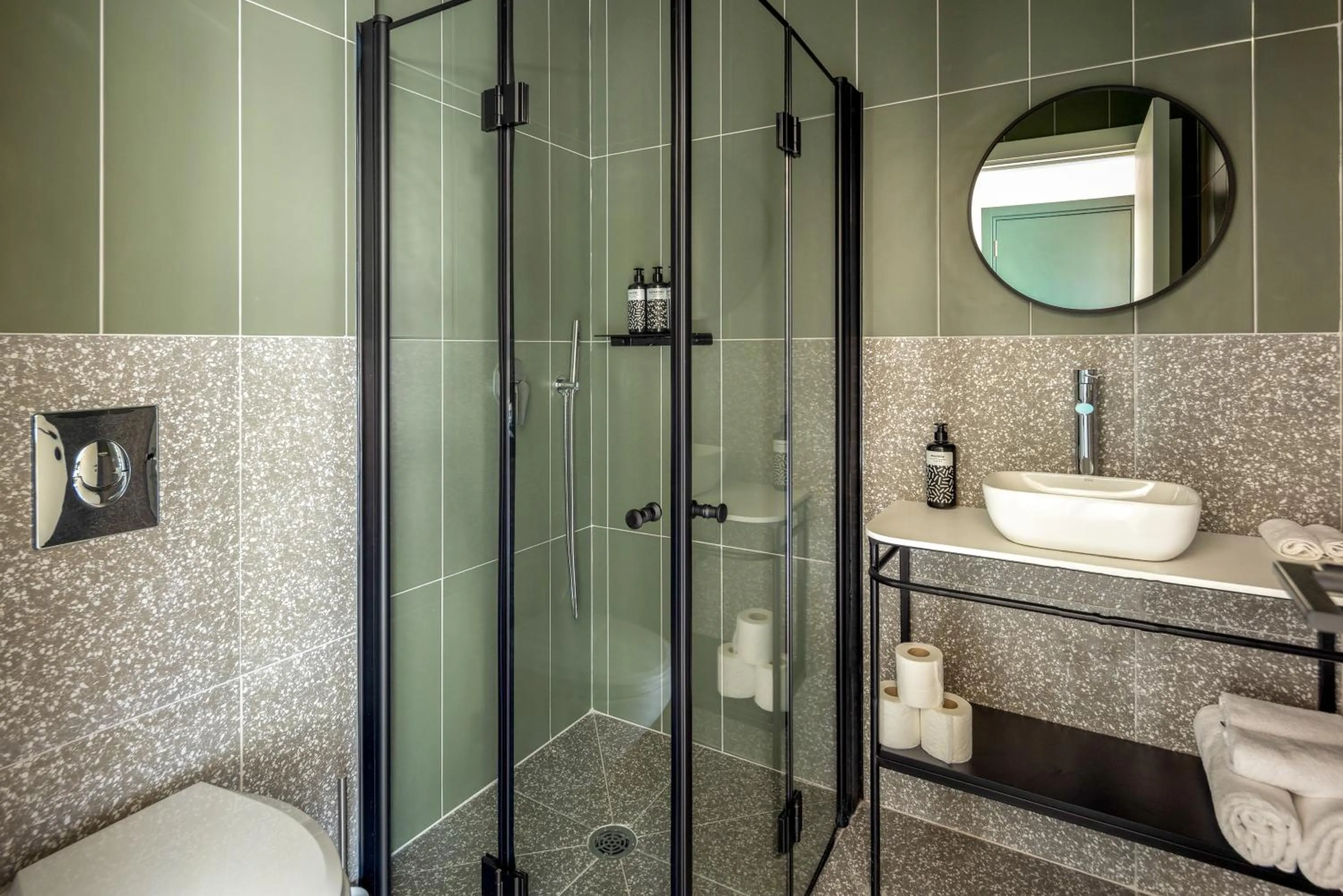 Shower in Savanna - by Loginn Tel-Avivian hotels