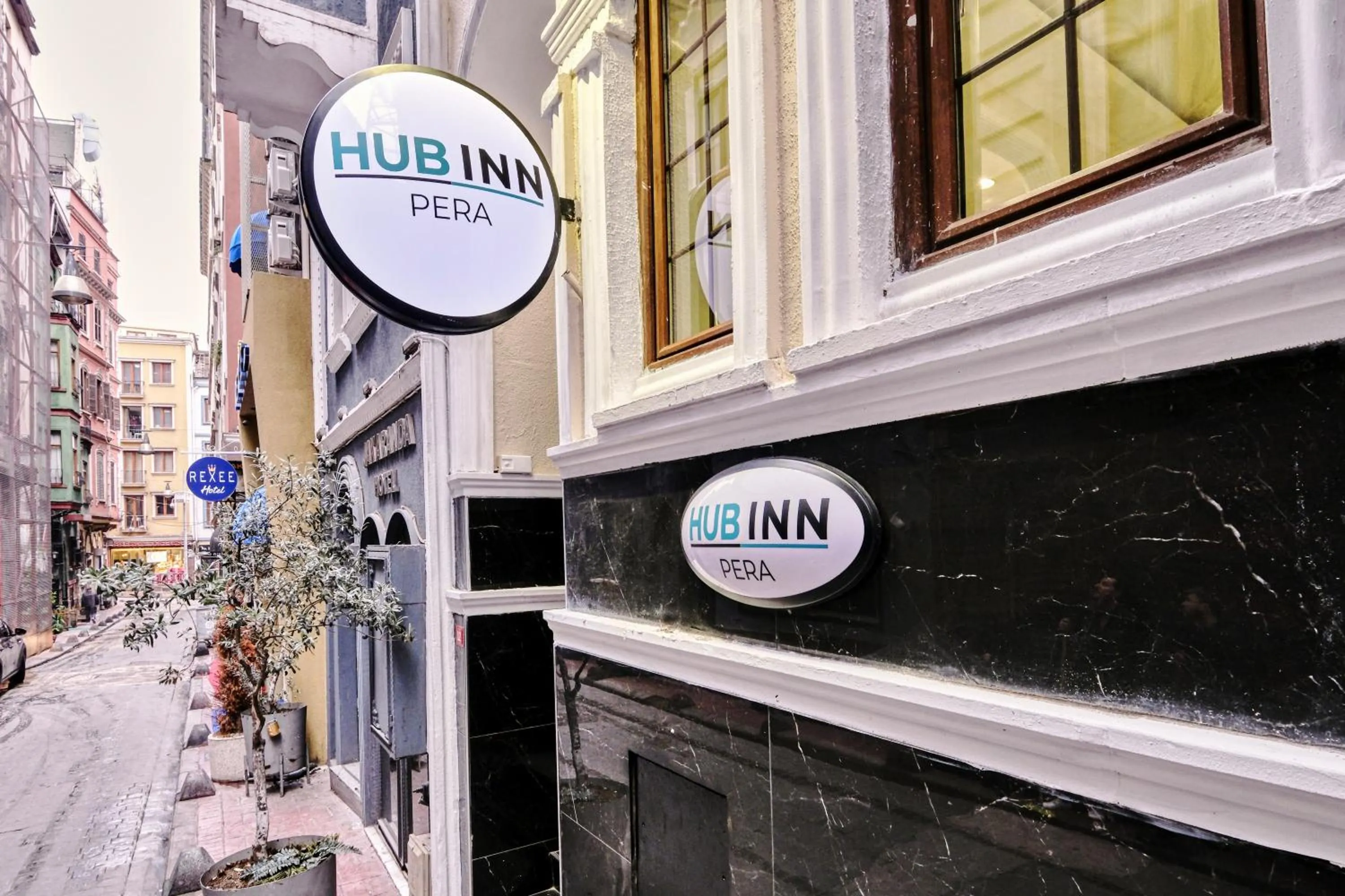 Facade/entrance in Hub Inn Pera