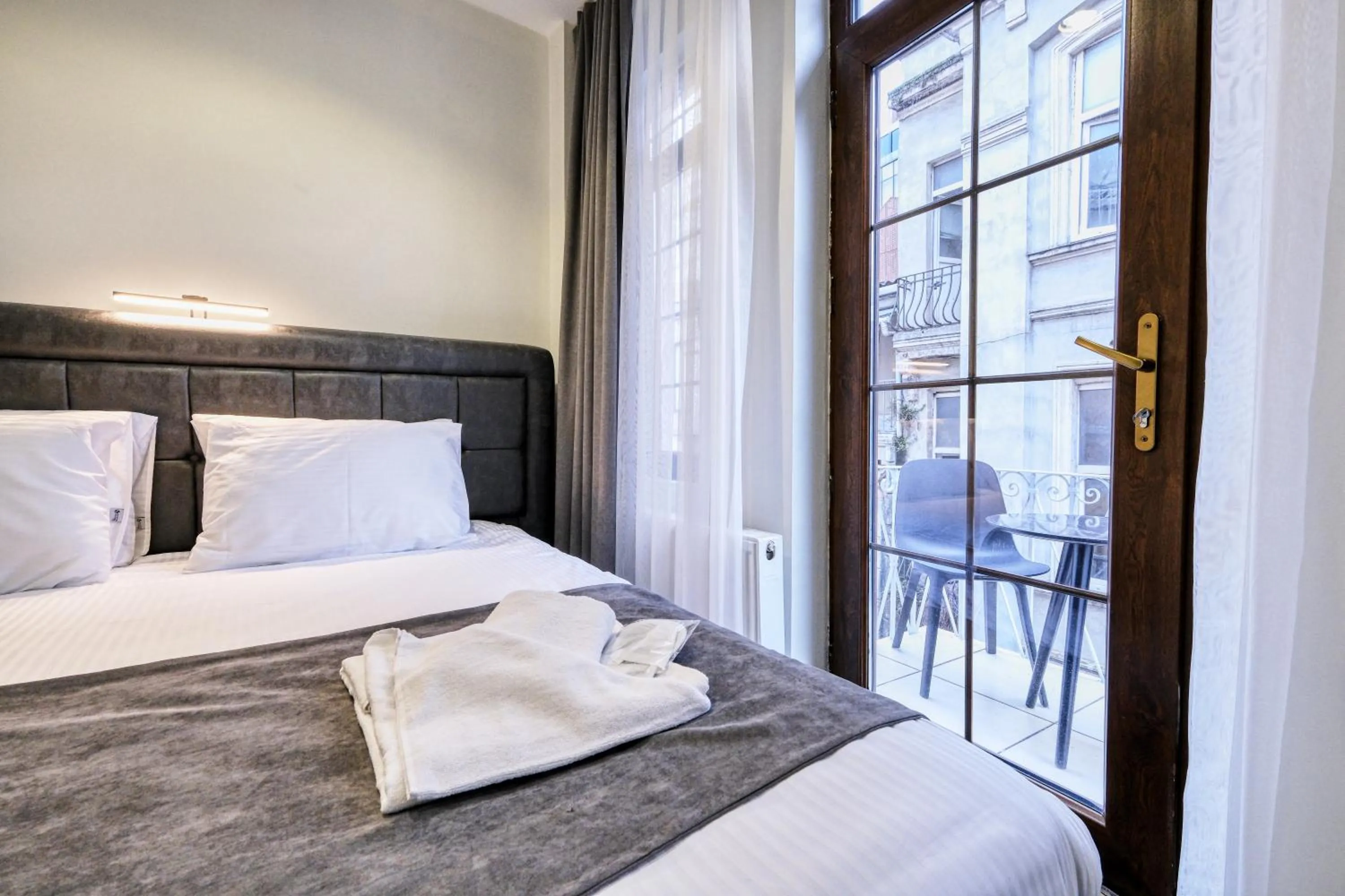 Seating area in Hub Inn Pera