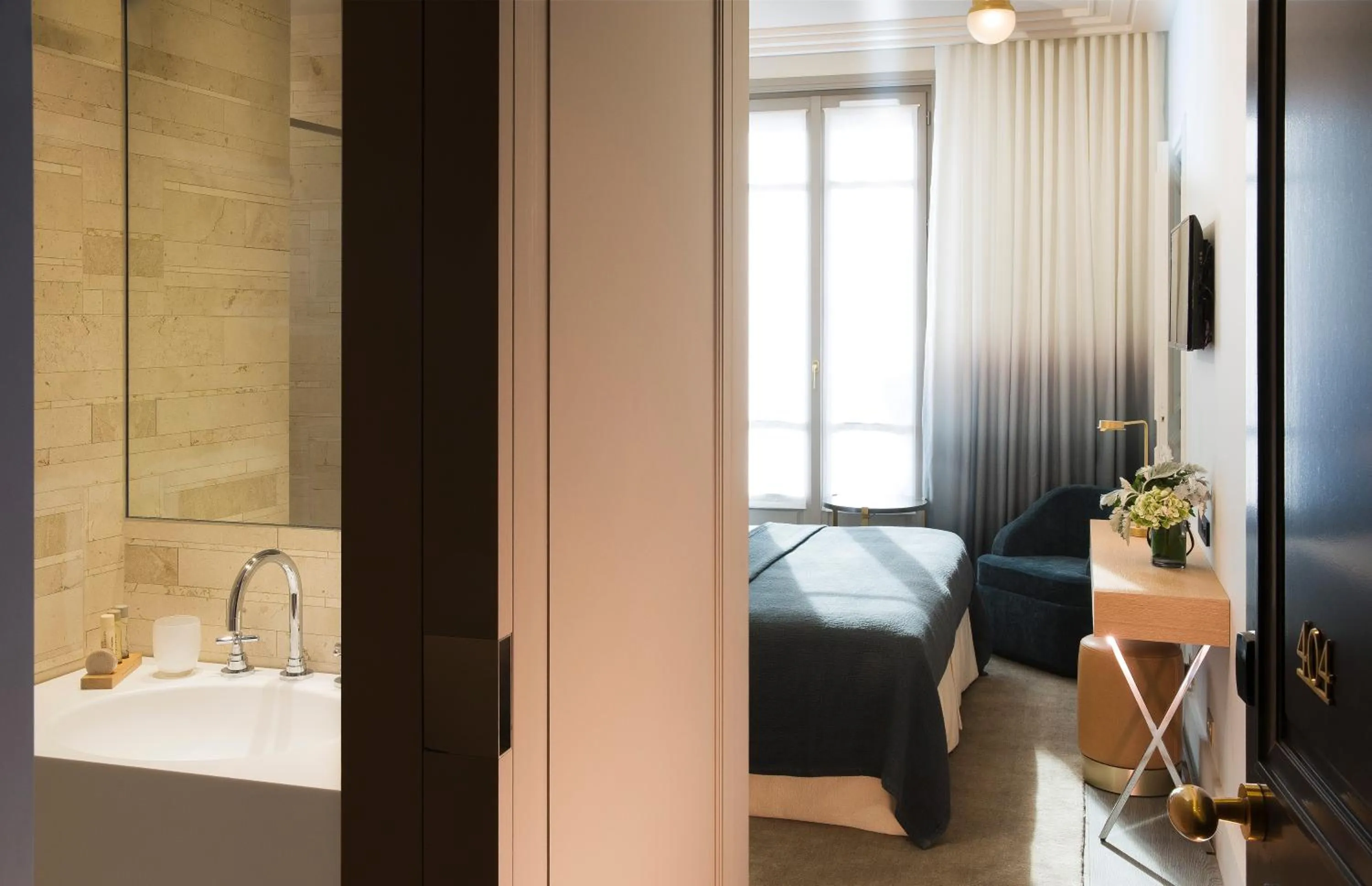 Bathroom, Bed in Hôtel Le Marianne