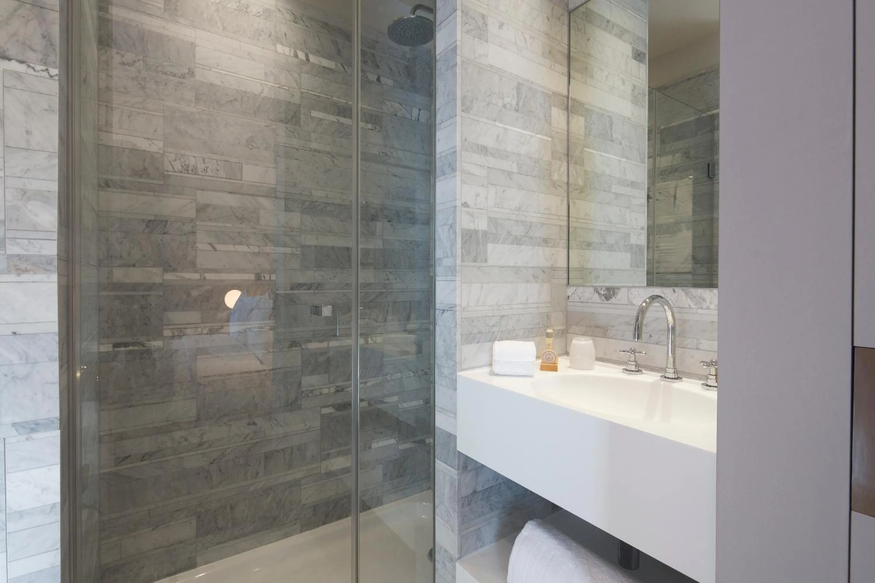 Shower in Hôtel Le Marianne