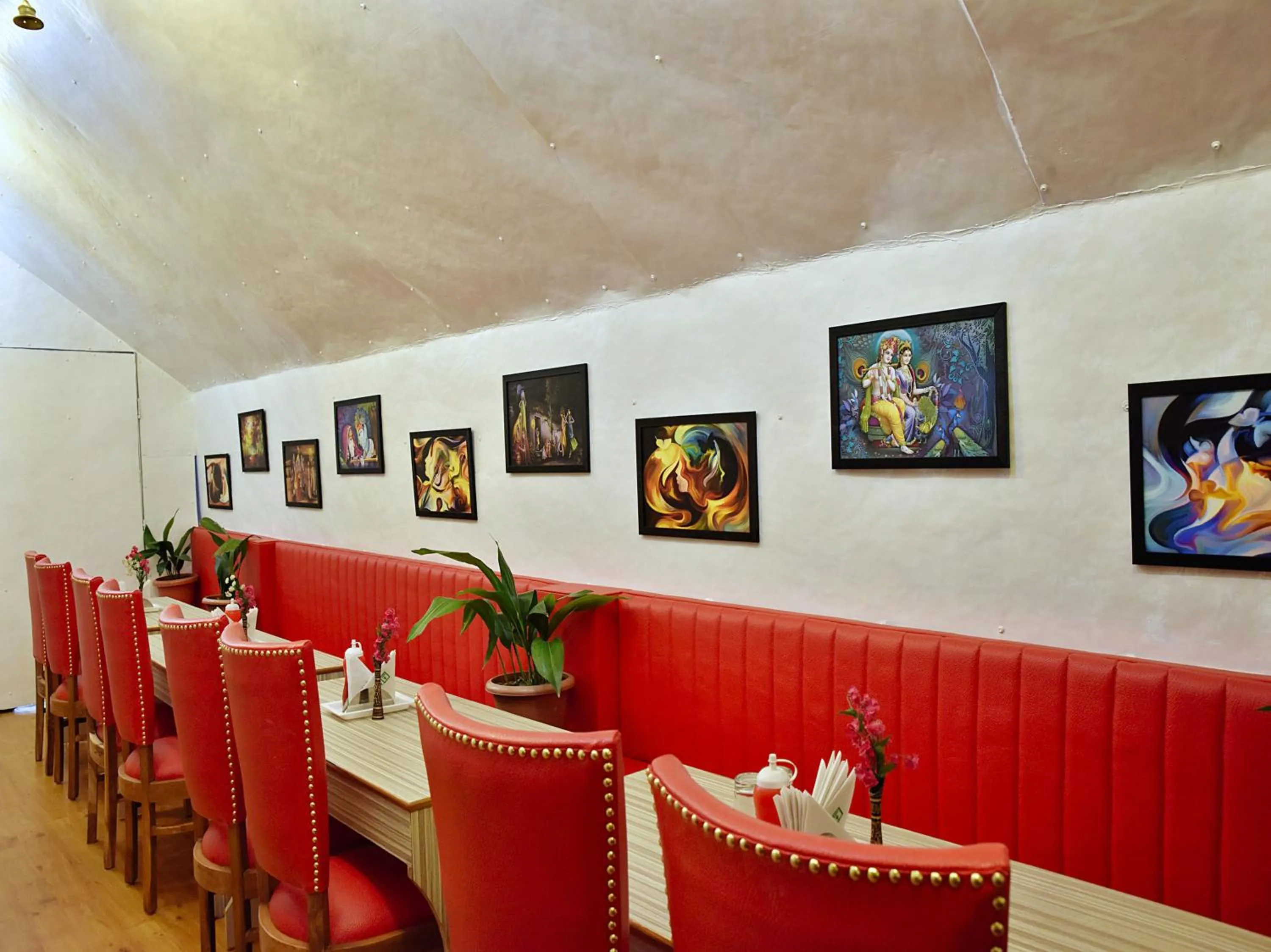 Restaurant/places to eat in Hotel Chaman Palace