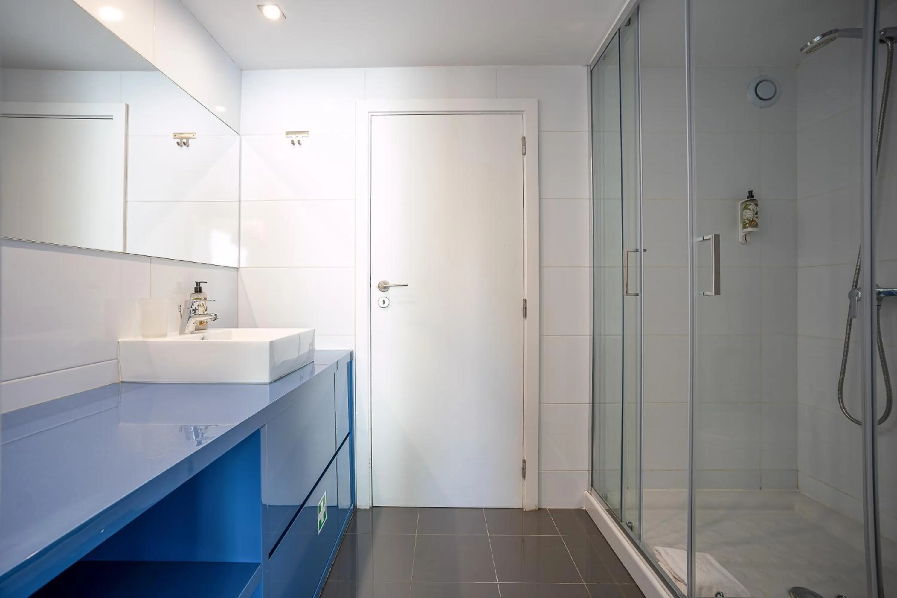 Shower in Oporto Trendy Apartments