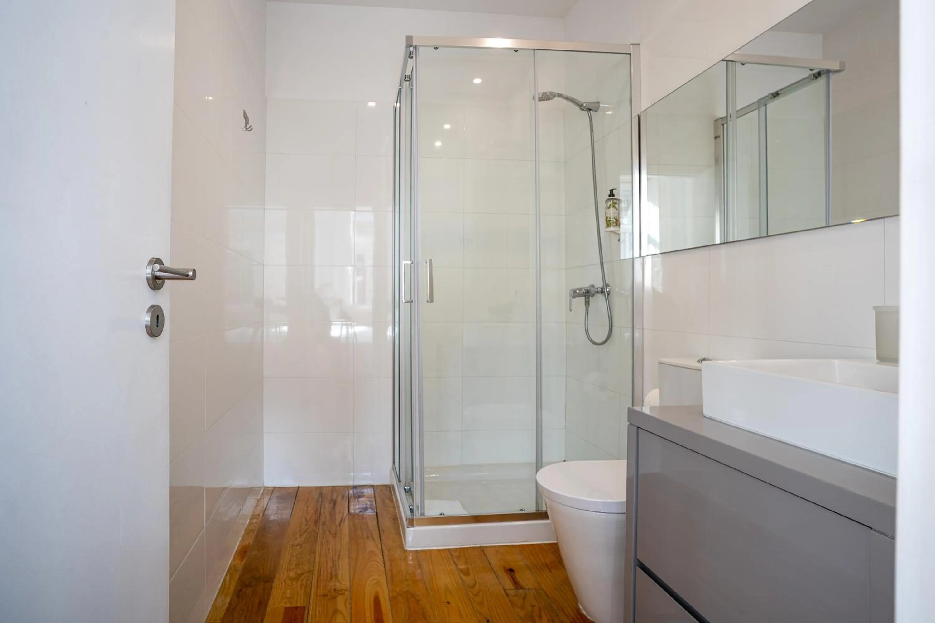 Shower in Oporto Trendy Apartments