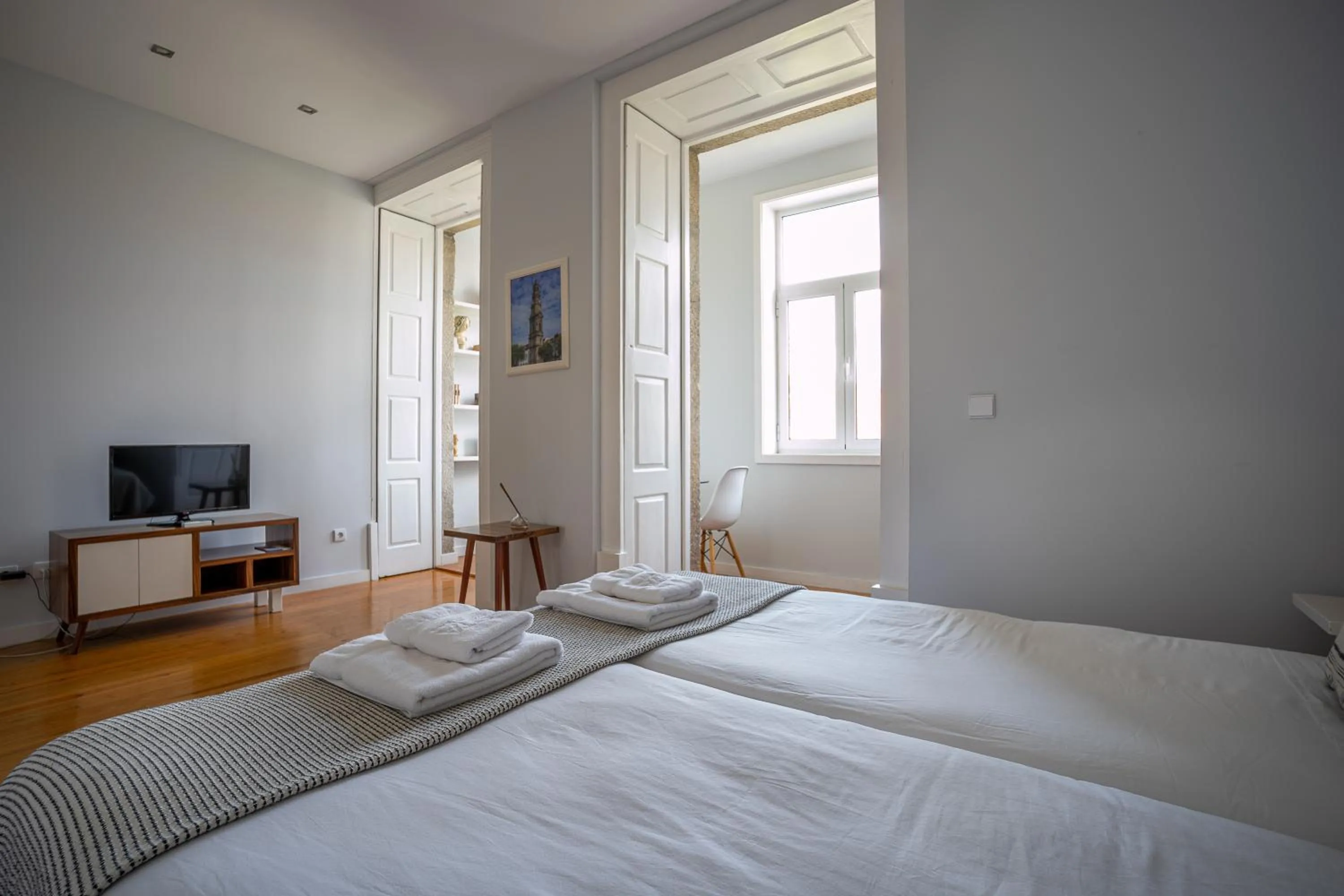 Communal lounge/ TV room, Bed in Oporto Trendy Apartments