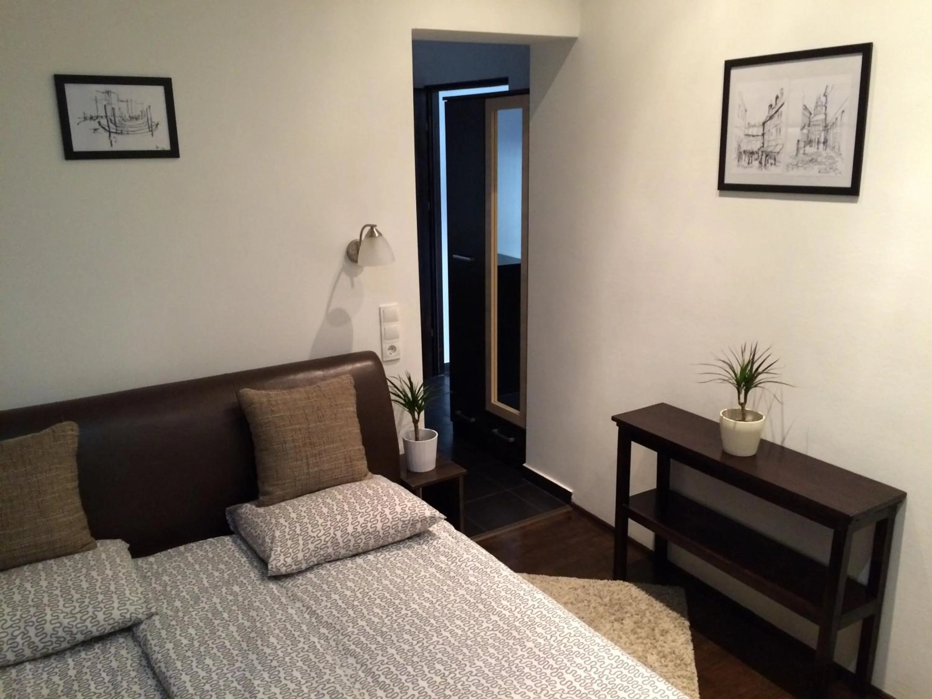 Bedroom, Bed in Central King Apartment
