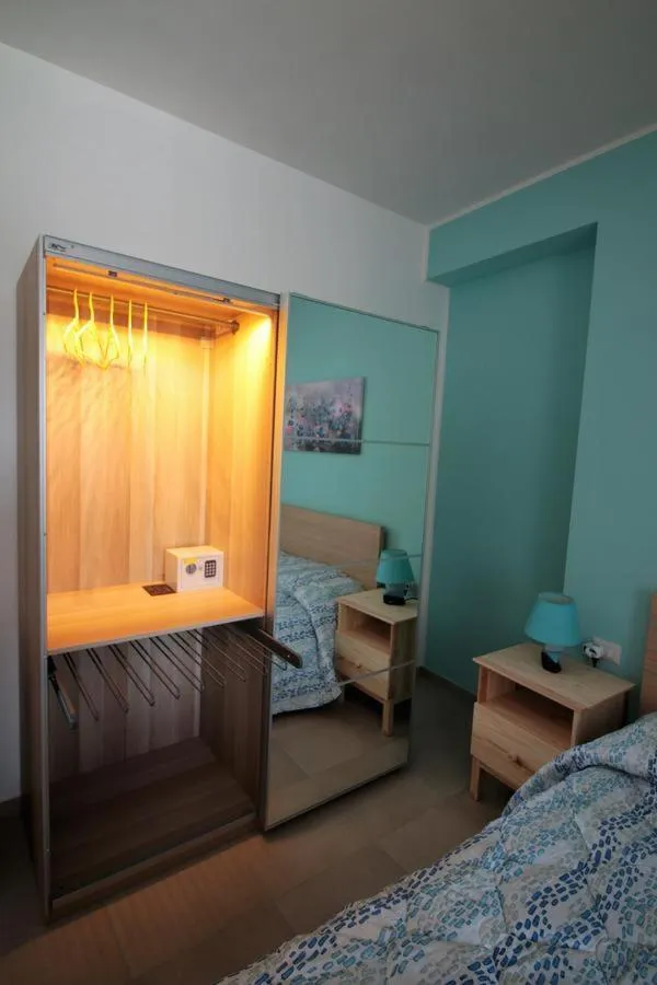 wardrobe, Bed in La Rosatea Rooms