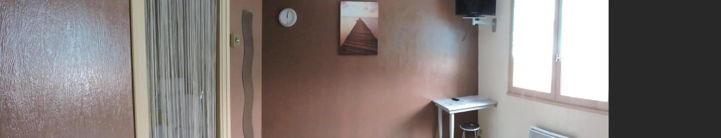 Photo of the whole room in Les Voyageurs