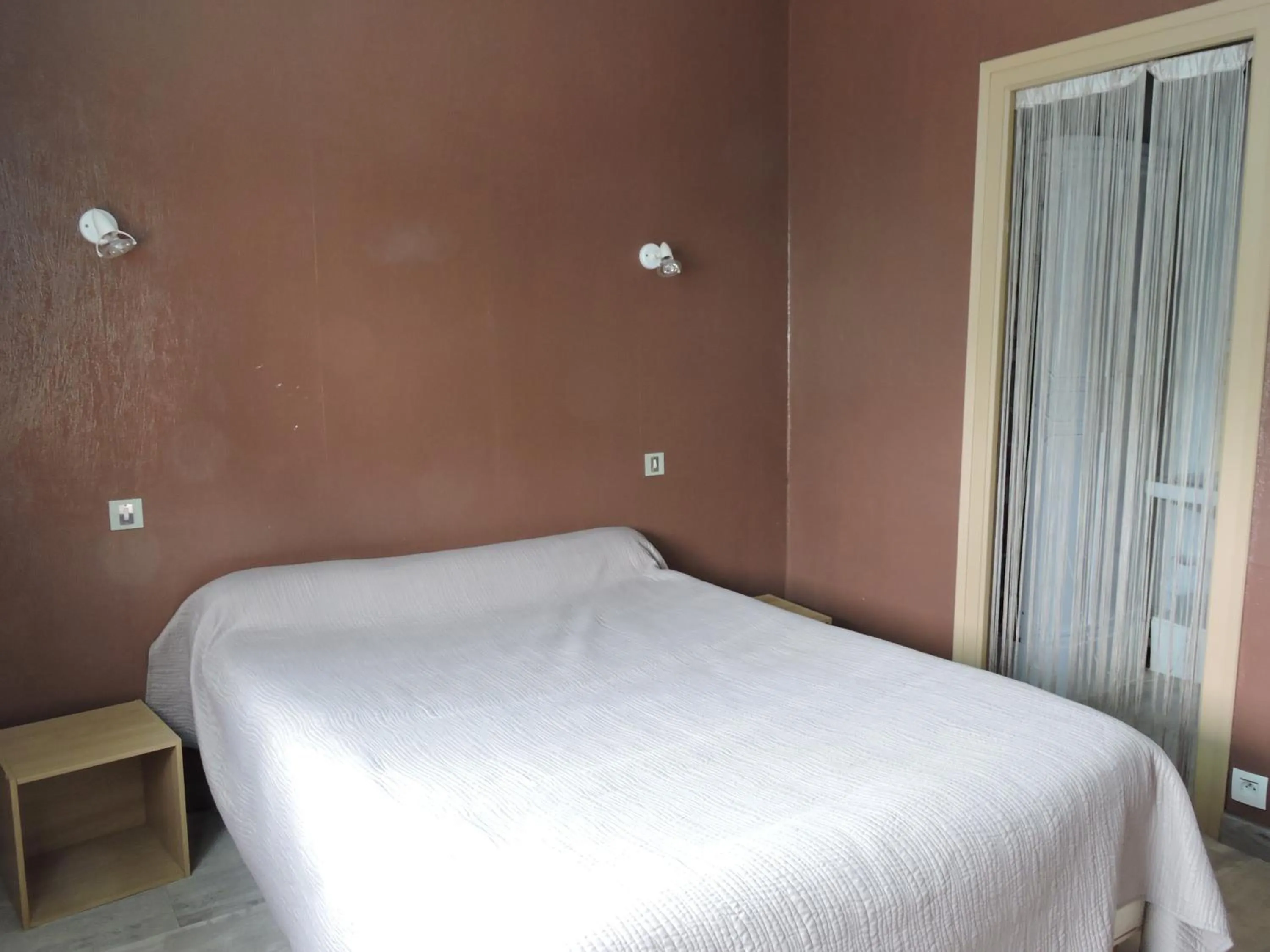 Decorative detail in Les Voyageurs