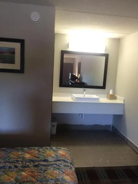 Toilet in Lotus Inn and Suites Nashville