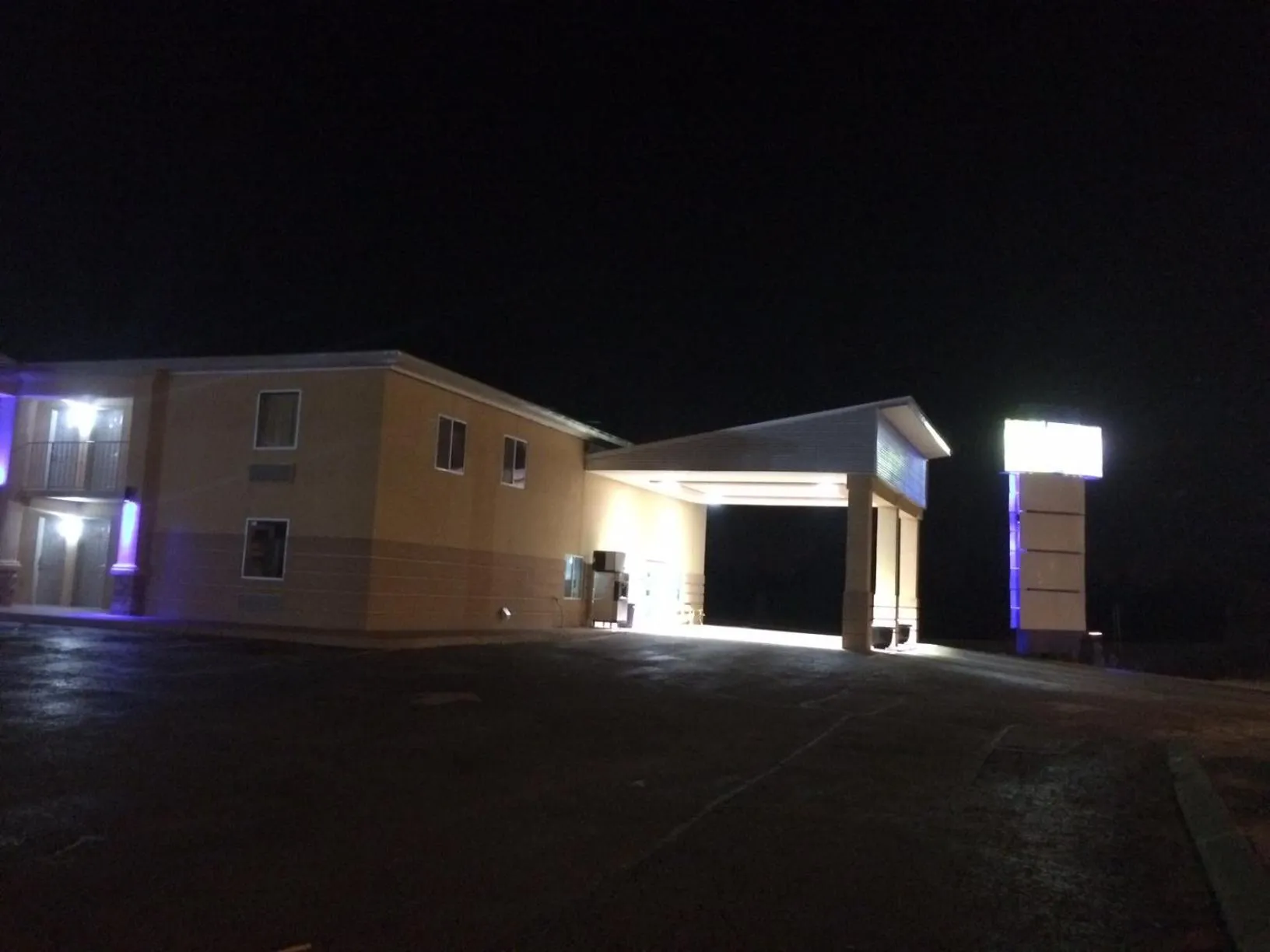 Property building in Lotus Inn and Suites Nashville