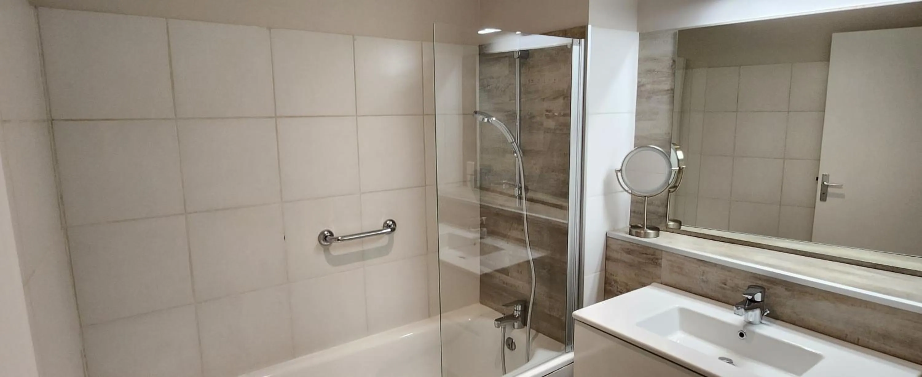 Bathroom in La Résidence Arles Centre