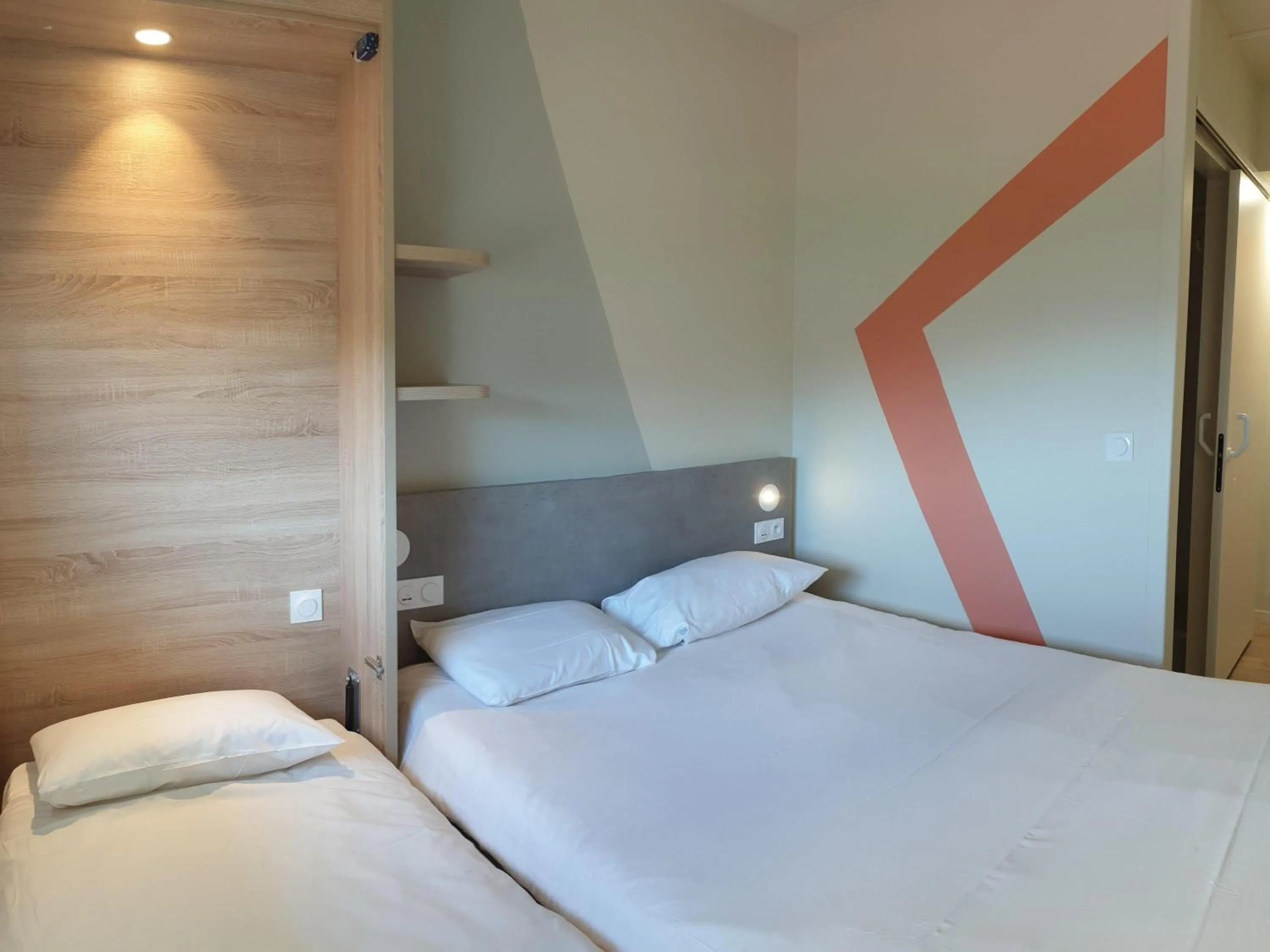 Bedroom, Bed in ibis budget Ciboure St-Jean-Luz