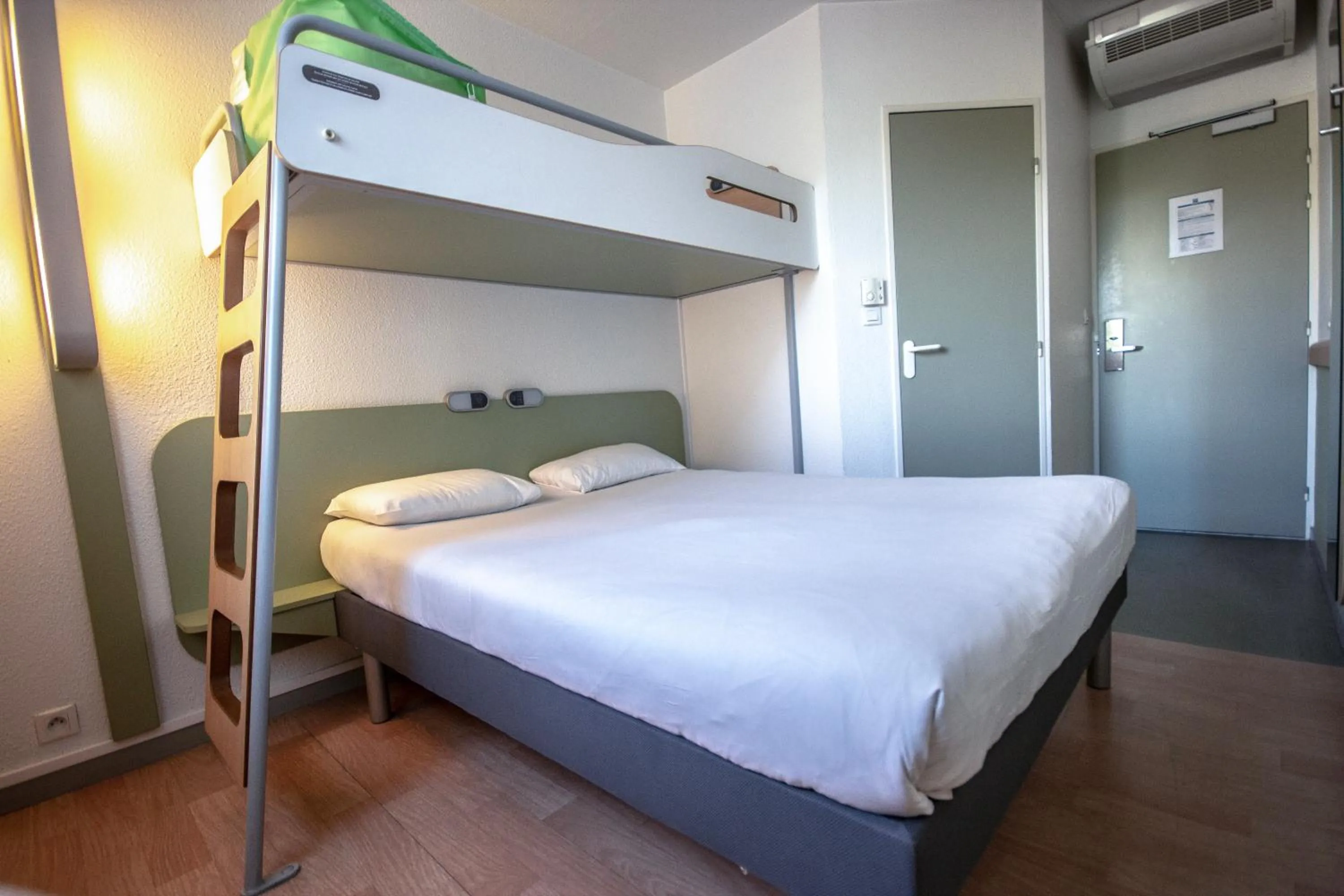 Photo of the whole room, Bed in ibis budget Bordeaux Sud